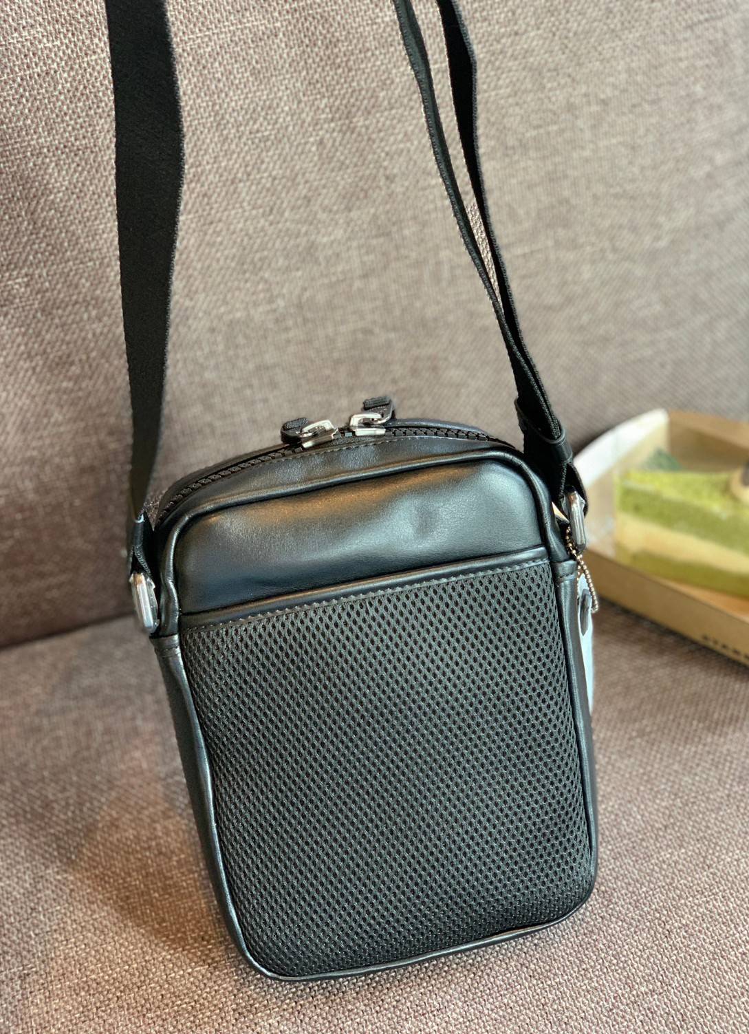 รุ่นที่คุณผู้ชาย2021 ต้องมีค่ะ💥 COACH 6788 EDGE STRADDLE SHOULDER BAG พร้อมส่งที่ไทย น่าใช้มากๆค่าา🔥 กระเป๋าสะพายแบบครอสบอดี้ร์ ทรงสวย หนังแท้นิ่มอย่างดีค่ะ ด้านหน้ามีช่องซิปซ่อนให้หนึ่งช่องนะคะ เปิดปิดช่องหลักแบบซิปคู่ภายในลึก ใส่ของจำเป็