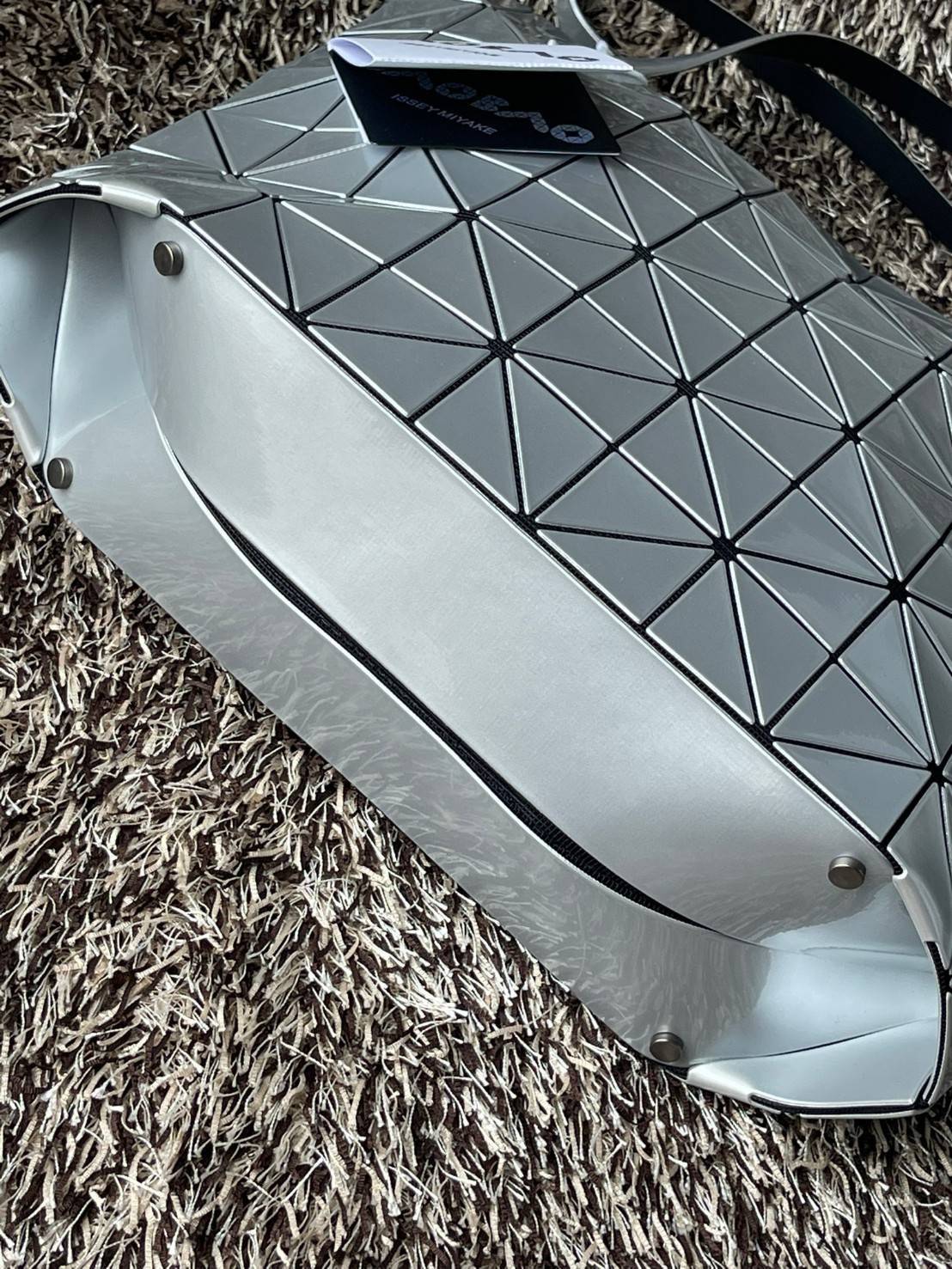 Bao Bao Issey Miyake ROCK MATTE ซีรีส์นี้จะเป็นทรงสี่เหลี่ยมผืนผ้า มีซิปปิดด้านบน ถือเป็นรุ่นที่เหมาะกับการใช้งานในชีวิตประจำวัน สามารถพับมุมและบริเวณด้านล่างของกระเป๋าเพื่อเพิ่มความสะดวกสบายในการใช้งาน ทั้งยังช่วยให้วางกระเป๋าในแนวตั้งได้อีกด้วย แผ่นต่อส