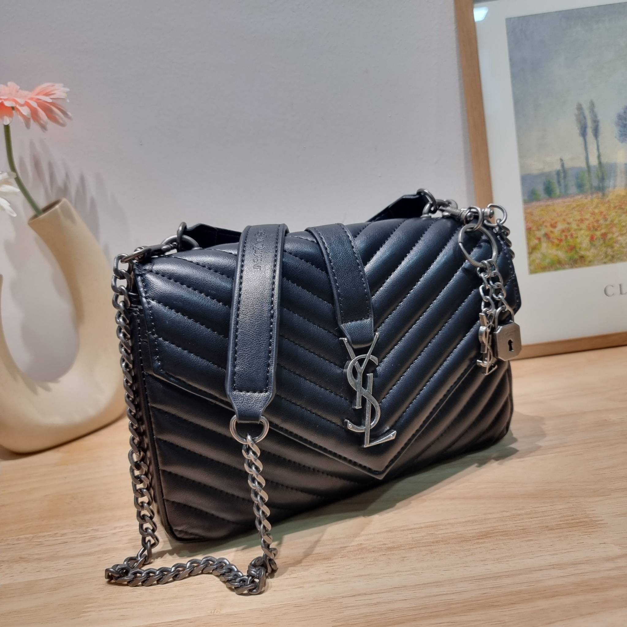 YSL College Medium Bag / Yves Saint laurent crossbody boutique กระเป๋าสะพายไหล่ ดีไซน์ทรงสวยหรู พิเศษ แถมฟรี พวงกุญแจห้อยเอกลักษณ์แบรนด์