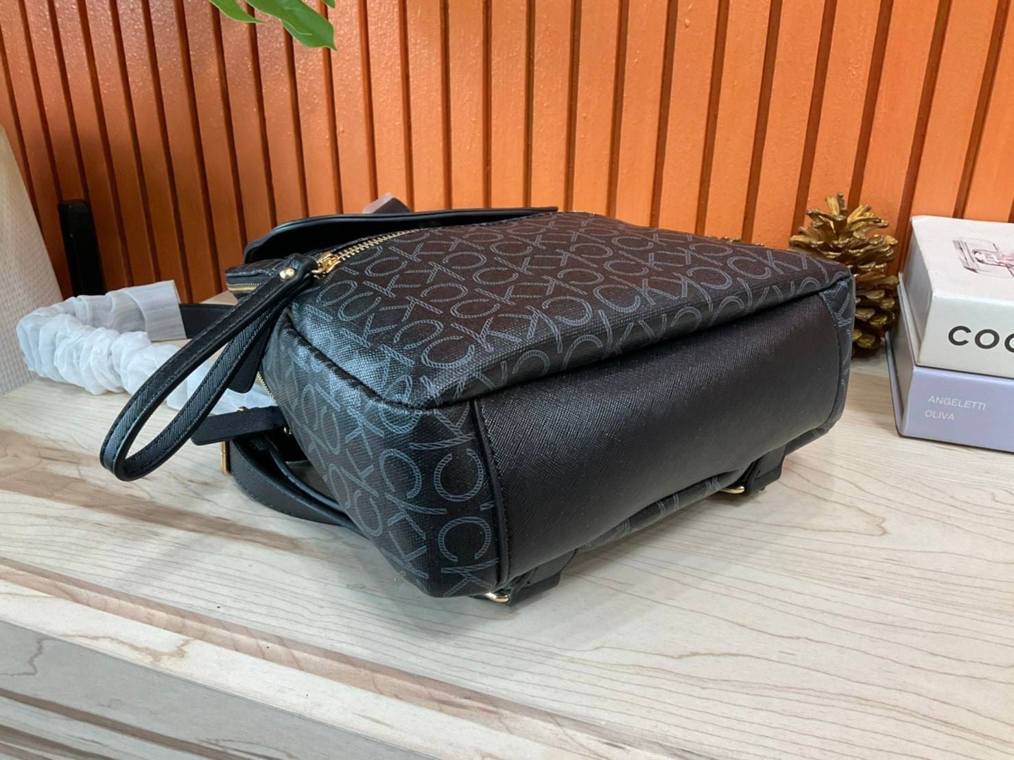 ของแท้ 💯% Elaine Calvin Klein Monogram Small Backpack 💕ของมันต้องมี สวยหรูดูแพงมาก สำหรับรุ่นนี้ และมีฟังชั่นช่องการใช้งานที่มากที่สุด!!! 💕 กระเป๋าสะพายเป้รุ่นใหม่ชนช้อป รุ่นยอดนิยม