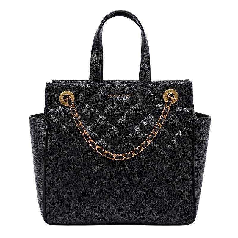 CHARLES & KEITH HANDBAG กระเป๋าถือหรือสะพายดีไซน์สวยหรูวัสดุหนังคาเวียร์อยู่ทรง ด้านหน้ามีโลโก้ ด้านข้างมีช่องใส่ของ มีหูจับถนัดมือ พร้อมสายสะพายโซ่มีที่รองบ่าสามารถใช้สายคู่สะพายไหล่หรือสายเดี่ยว Crossbody ได้ มีหมุดรองฐานกันรอย ภายในมีช่องซิปเเละช่องใส่