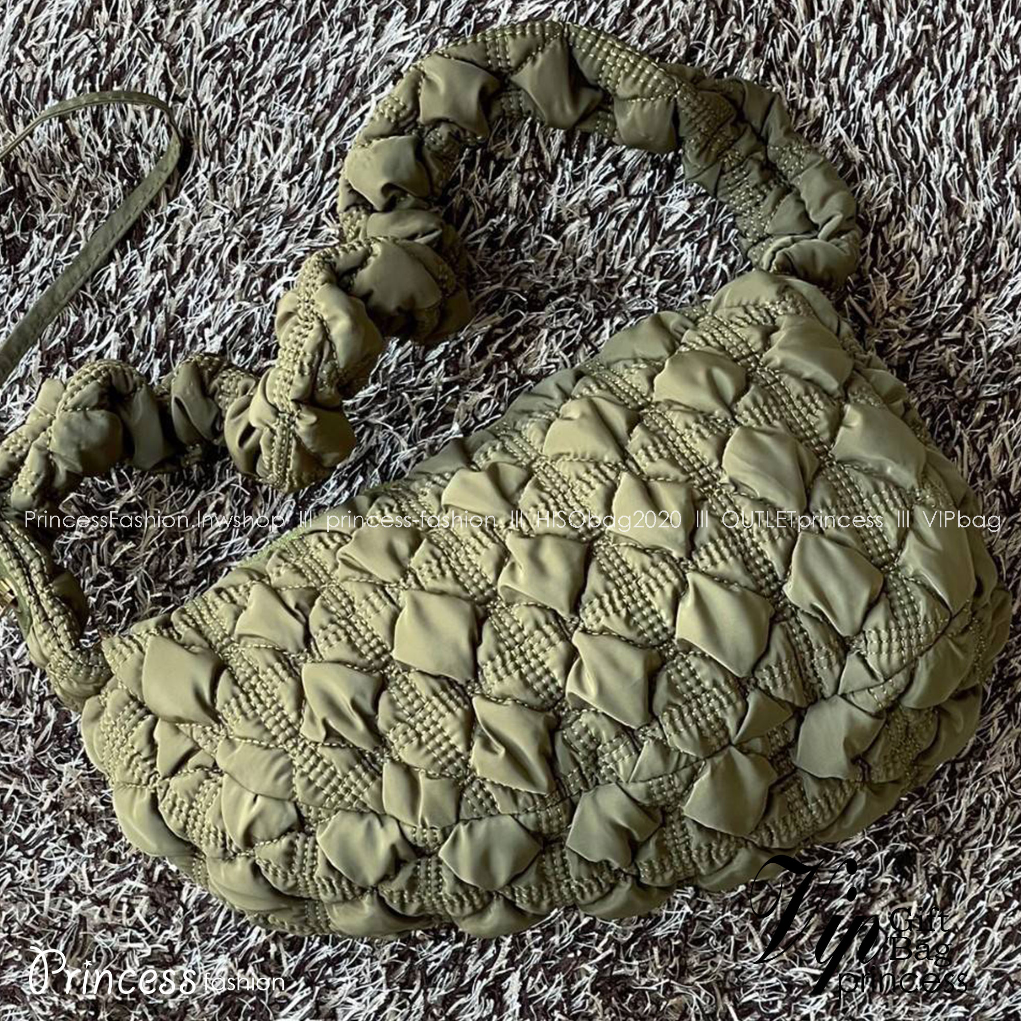 Cozy Shoulder Bag / Carlyn Bag 2022 สายแฟชั่นเกาหลีห้ามพลาด‼️ เป็นกระเป๋าที่กำลังได้รับความนิยมอย่างมากในเวลานี้ ถูกออกแบบมาให้มีลักษณะนุ่มนิ่มไม่ต่างจากพัฟเฟิลโค้ตหรือผ้านวม เลือกหยิบมาใช้ แมตช์เข้ากับคอสตูมได้ในแต่ละวัน