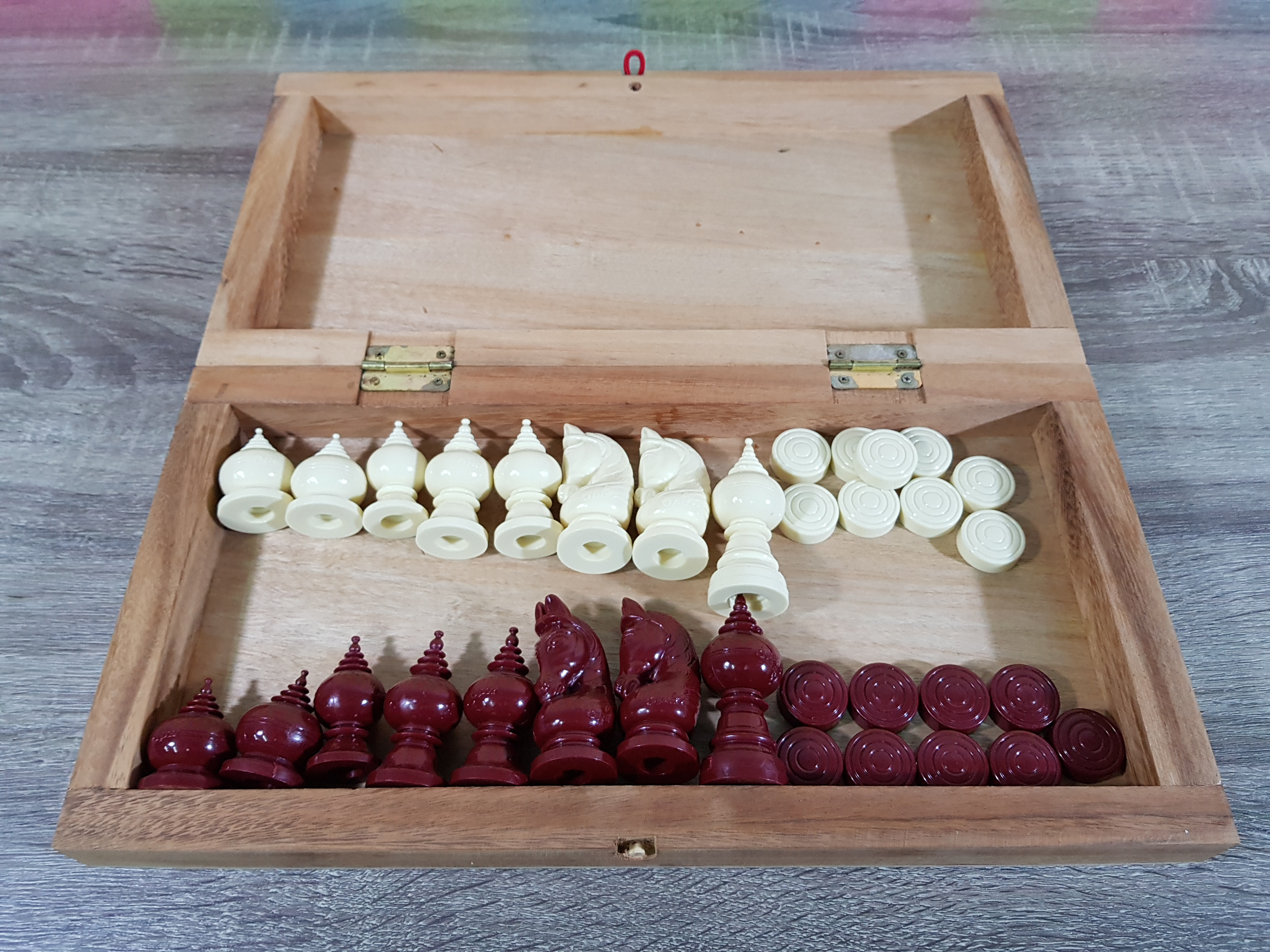 ตัวหมากรุกไทยพลาสติกเกรดพรีเมี่ยมพร้อมกระดานช่อง4x4cm.