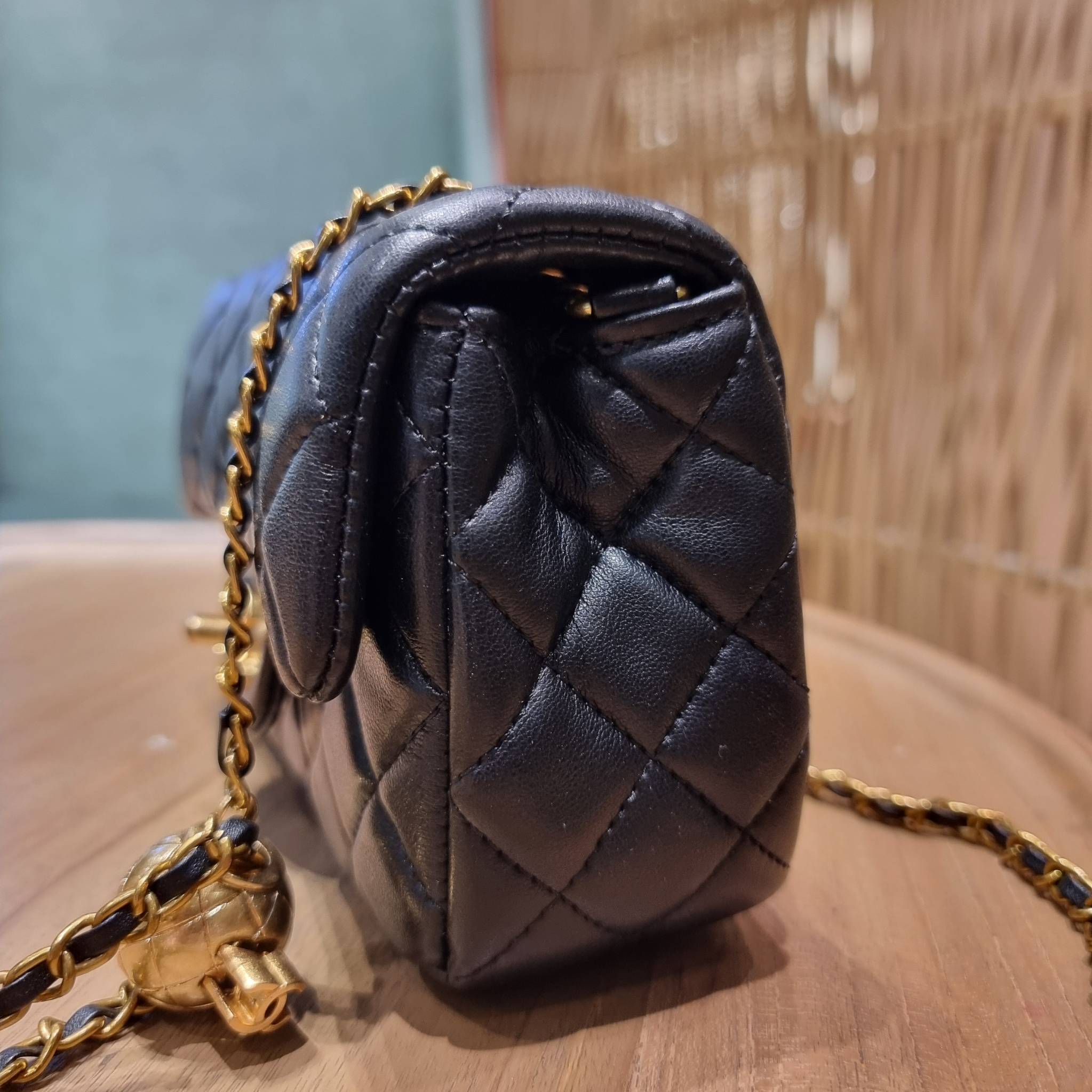 VIP 🥂 เซ็ทคือที่สุดของความคุ้ม CHANEL GIFT BOX SET สุดหรูชวนให้สะสม สุดยอดไอเท็มหายากพร้อมเสิร์ฟครบชุด สุดคุ้ม มาพร้อมกระเป๋าสะพายถึง 2 ใบ สุดหรูลิมิเต็ด จับคู่รุ่นยอดฮิต และที่พิเศษยังมีน้ำหอมตัวท็อปมาให้อีก chanel no.5 ที่แสนจะเย้ายวน ในขนาด 7.5