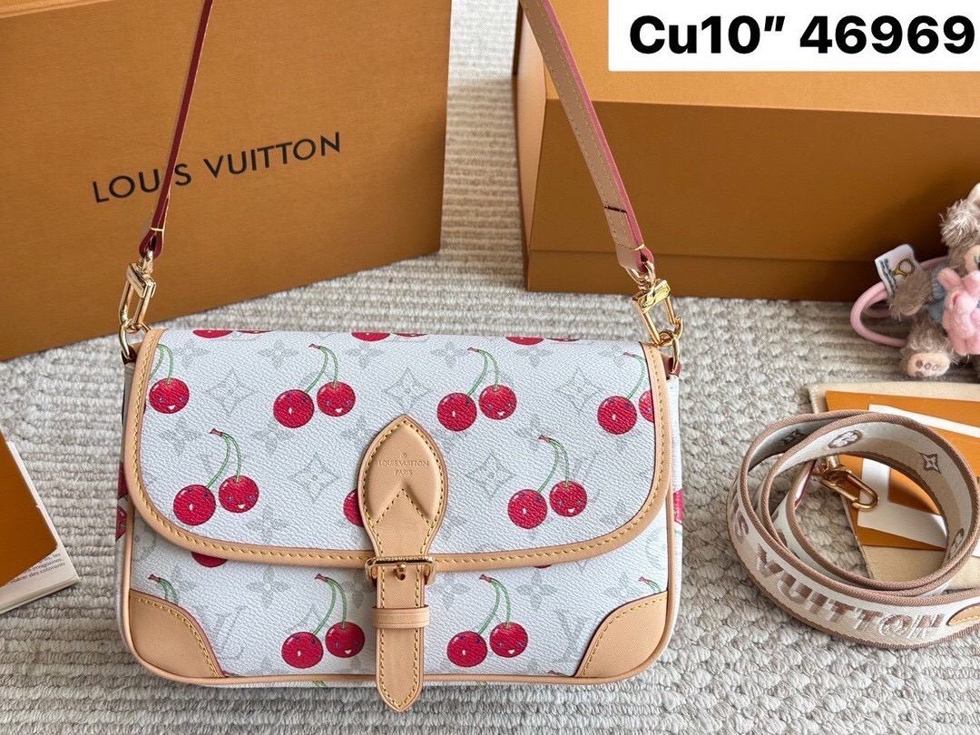 LV Diane Monogram Cherry กระเป๋ามัลติฟังก์ชั่นสุดคุ้ม คอลใหม่แสนสดใสด้วยลายเชอรี่ ที่ดีไซน์ออกมาน่ารักน่าใช้มากๆ มีสายมาให้ถึง 2 แบบ สายหนังคล้องไหล่ได้ และสายสปอร์ตครอสบอดี้ได้