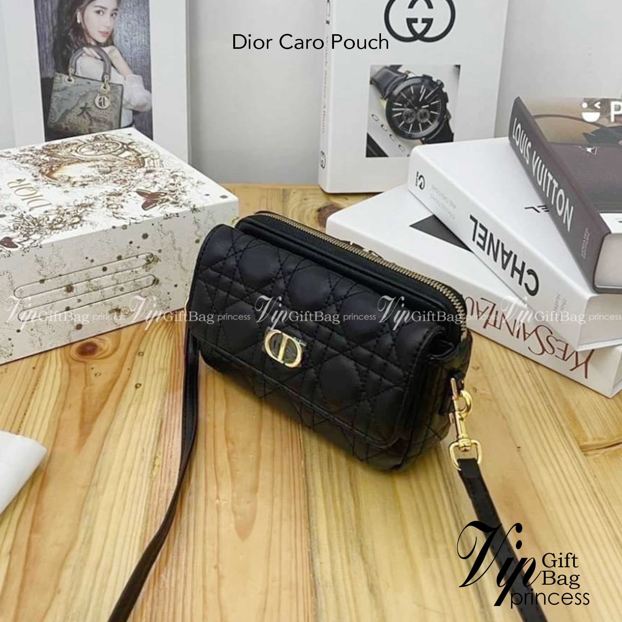 Dior Caro Pouch With Chain กระเป๋าสะพายทรงพอช รุ่นใหม่ ทรงใช้งานง่าย สะดวก กะทัดรัด วัสดุหนังคุณภาพดี มาพร้อมสายหนังสะพาย crossbody และสายโซ่อะไหล่ทองถอดออกได้ ปรับเปลี่ยนได้ตามสไตล์ อีกหนึ่งไอเท็มที่สาวๆต้องมีน้า 🛍 บอกเลยว่าเด็ดจ้า!!