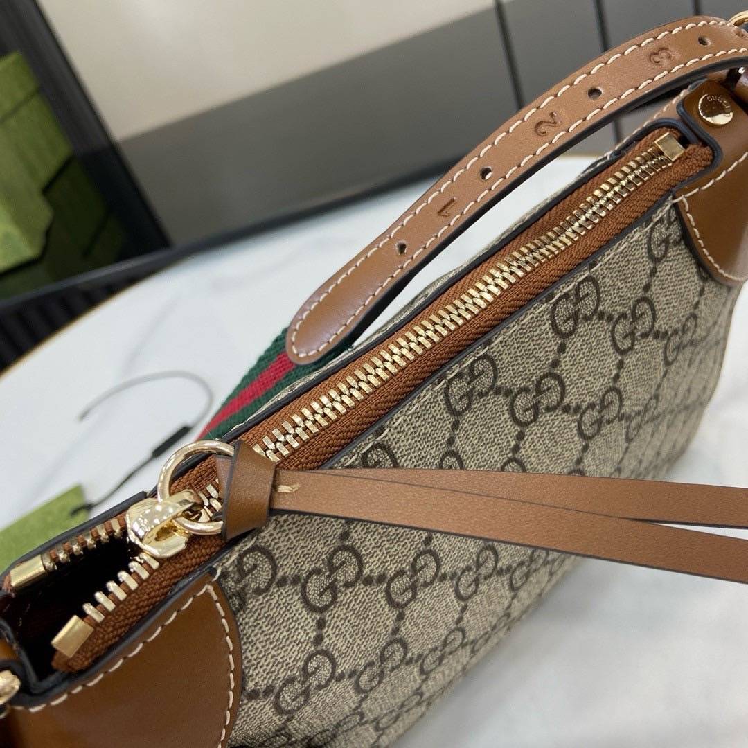 GUCCI GG Emblem small shoulder bag กระเป๋าสะพายคอลใหม่ ได้รับแรงบันดาลใจจากโลกแห่งการขี่ม้าดีไซน์คลาสสิคคงความเอกลักษณ์ สะพายไหล่ได้อย่างสง่างาม ขนาดน่าใช้มากๆ