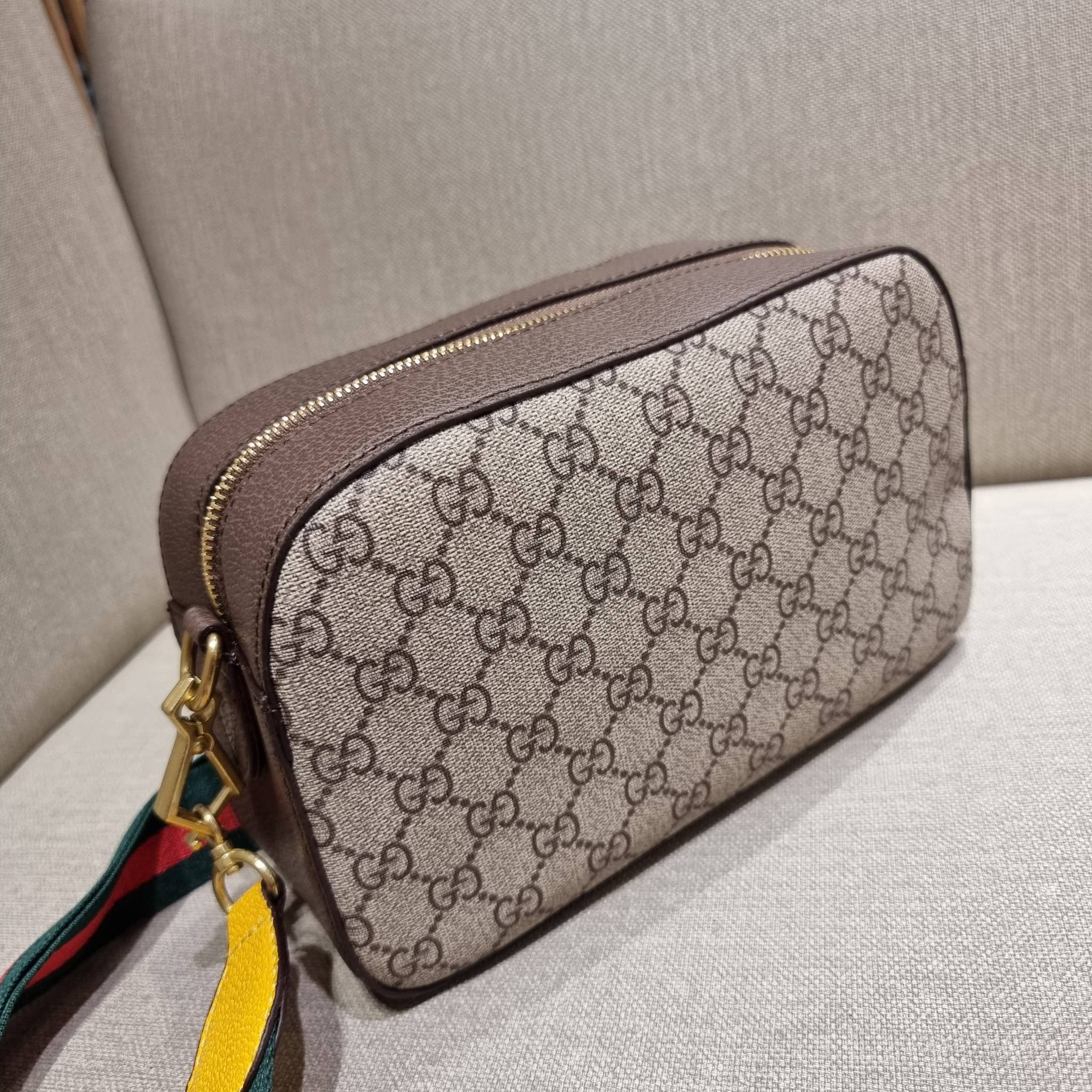 VIP 】GC STRAP SHOULDER BAG กระเป๋าสะพายข้างวีไอพีจากเคาน์เตอร์ duty free วัสดุหนังแคนวาสทนทาน ทรงสวย โดดเด่นตรงสายสะพายสีสดใสเป็นเอกลักษณ์ ตัดกันกับกระเป๋าได้อย่างลงตัว เปิด-ปิดกระเป๋าด้วยซิป รูดใช้งานง่าย ภายในโล่งกว้าง มีช่องแยกให้ ใส่ของสำคัญได้สบายๆ ส