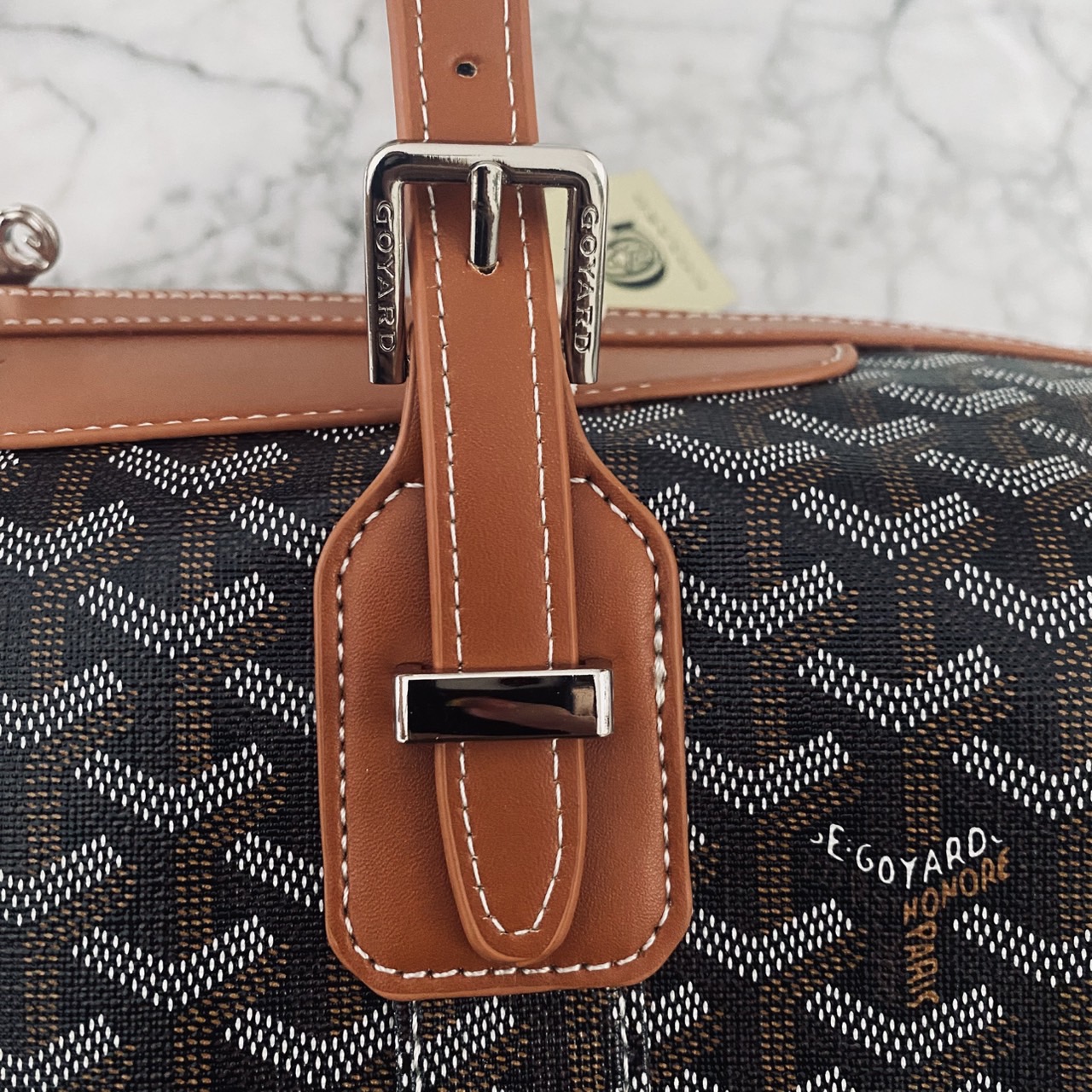 Goyard Boeing Travel 55 Duffle Bag กระเป๋าเดินทางใบใหญ่ ดีไซน์สวยคลาสสิกเป็นเอกลักษณ์ ไอเท็มที่จะทำให้การเดินทางไม่ธรรมดาอีกต่อไป ด้วยดีเทลความเป็นเอกลักษณ์ เรียบแต่หรู ภายในจุของได้เยอะมาก