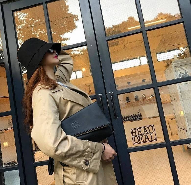 Givenchy Parfums Black Leather Clutch Gift With Purchasd From Givenchy Counter (GWP) กระเป๋าสะพายหนังนิ่มเรียบสีดำเเบบสวยดูดี เปิดปิดด้วยซิปอะไหล่ทอง หัวซิปประดับพู่ ด้านหน้ามีโลโก้ ภายในมีช่องเล็ก รุ่นนี้ใส่ ipad กระเป๋าสตางค์ มือถือ ของจุกจิกได้เยอะ ซับ