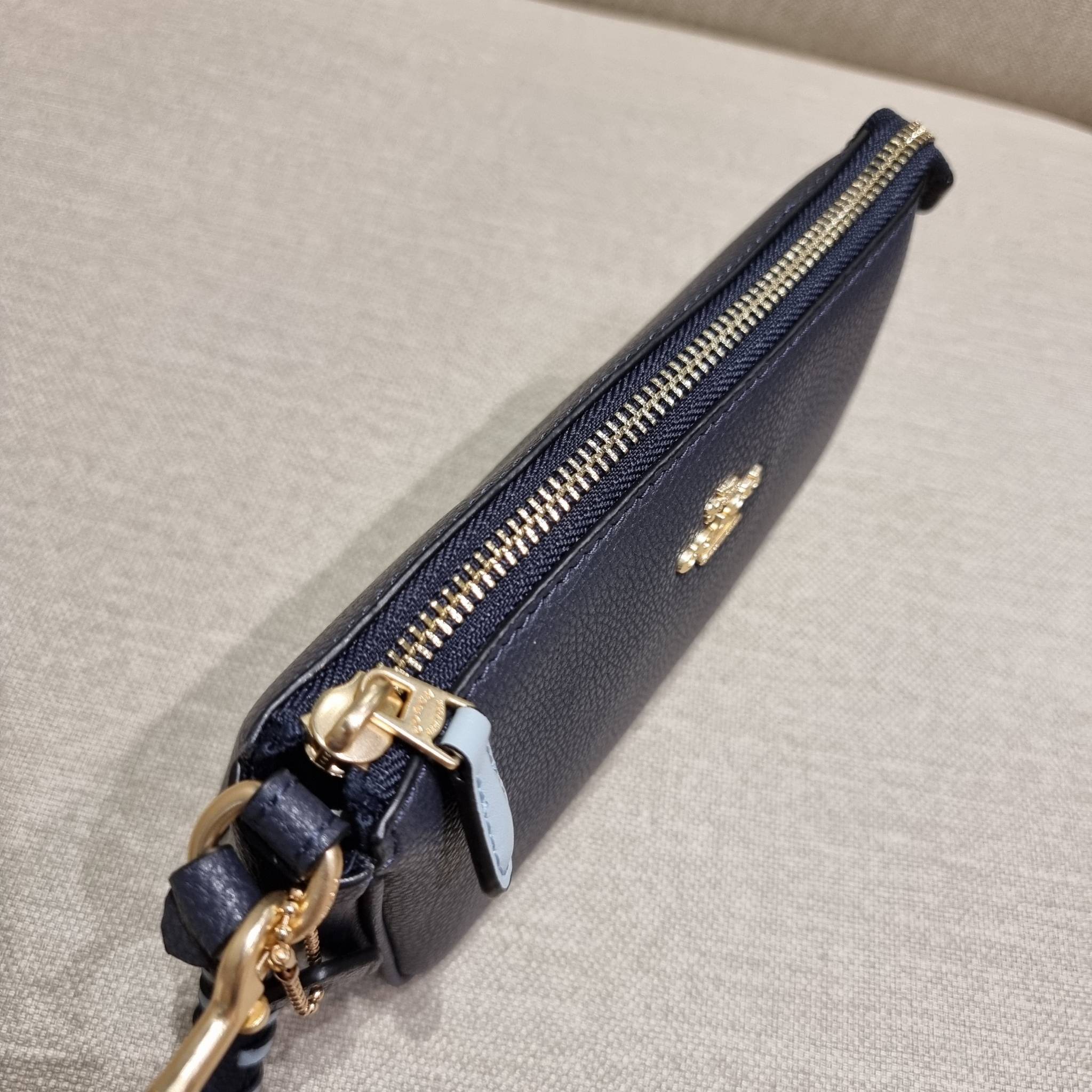 COACH C4233 NOLITA 19 WITH WHIPSTITCH คอลเลคชั่น rare item น่ารักน่าใช้ ในสไตล์คลาสสิค กระเป๋าทรงพอชขนาดมินิ ที่สามารถสะพายไหล่ และกึ่งคล้องมือใช้ได้ 2 สไตล์ ปรับสายให้มาเกี่ยวฝั่งเดียวเพื่อใช้เป็นคล้องมือ หรือปรับเกี่ยวอีกฝั่งใช้คล้องแขน คล้องไหล่ก็เก๋มา