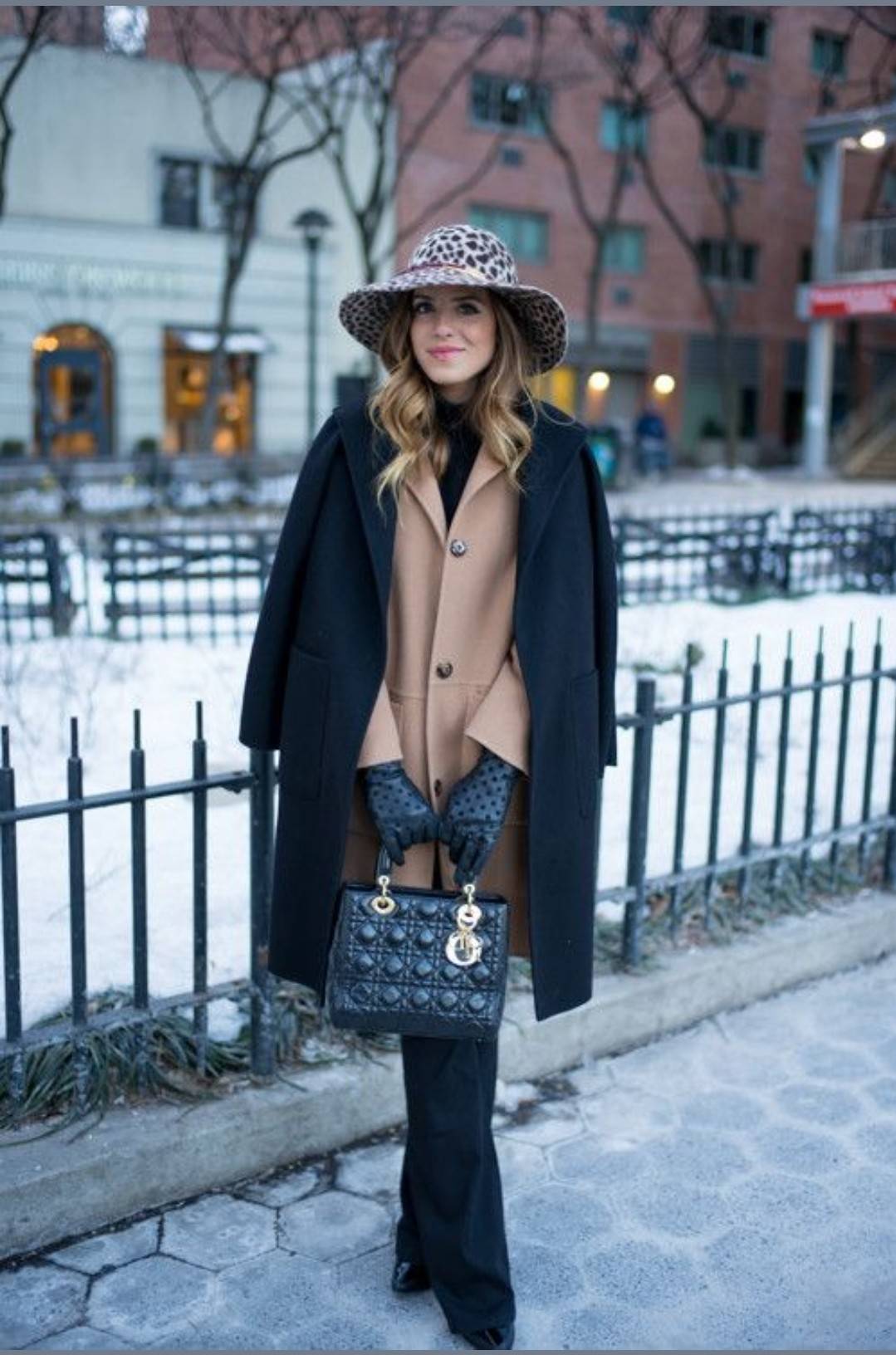 DIOR CD LADY BAG กระเป๋าสะพายข้างพรีเมี่ยมกิ๊ฟสุดฮอต ดีไซน์เรียบง่าย แต่แฝงไปด้วยความหรูหรา ทรงกล่องคลาสสิค โดดเด่นด้วยพวงกุญแจอะไหล่สีทอง วัสดุหนังแท้ มีหูจับในตัวและสายครอสบอดี้สุดเลิศ ที่มาพร้อมอะไหล่ฟอนท์สีทองเรียงร้อยในสายหนัง แต่งเติมดีเทลอัพราคาไปอ