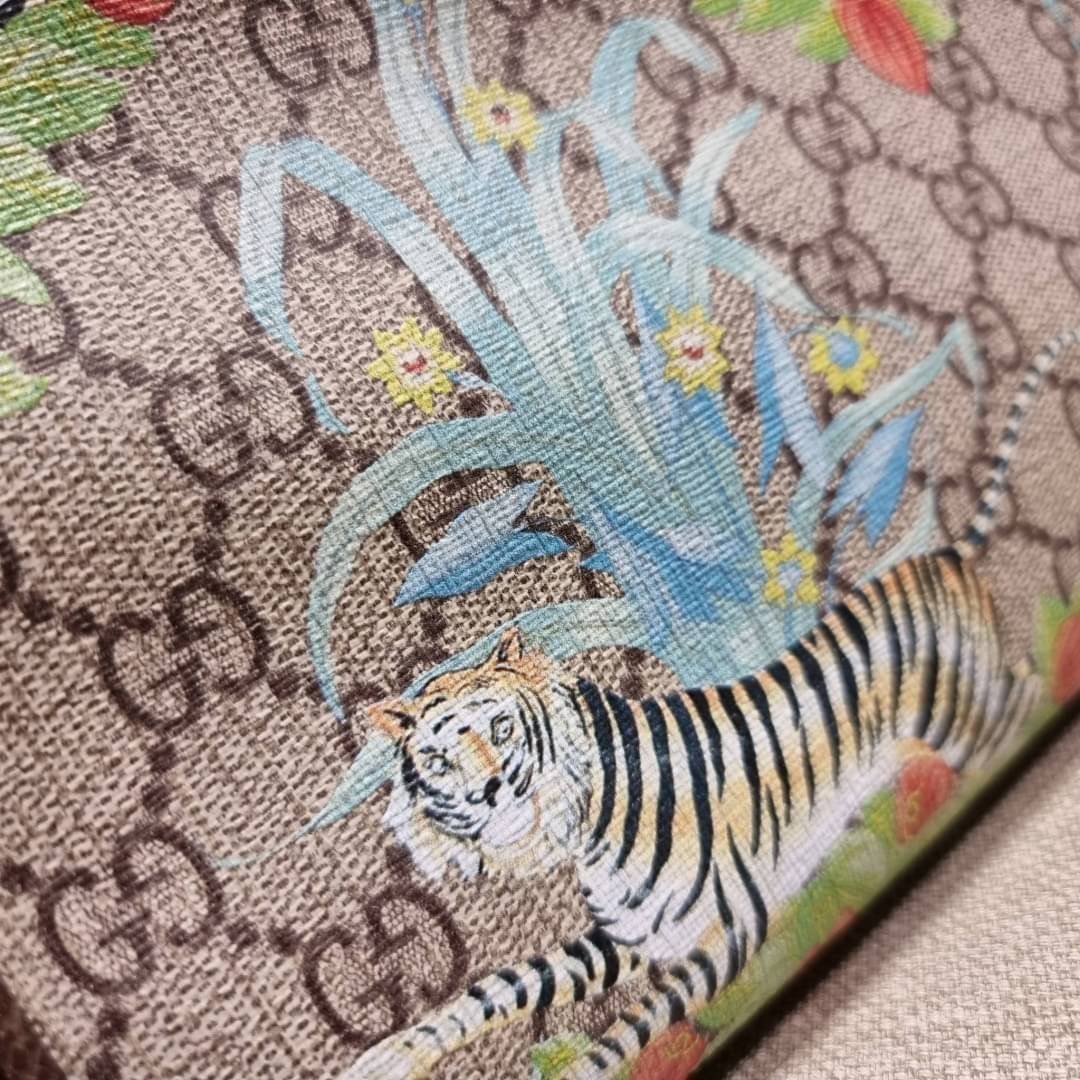 GUCCI Tiger GG small tote bag ใบใหญ่ อีกไอเท็มใหม่ ร้อนแรงไฟลุก!! ต้อนรับปีเสืออย่างเป็นทางการ จัดให้แบบเลิศๆ กับกระเป๋าทรงโท้ท วีไอพีพรีเมี่ยมกิ๊ฟ ไซส์ใหญ่ โดดเด่นด้วยลวดลายไม่ซ้ำใคร สวยเอกลักษณ์ วัสดุหนังแคนวาส ภายในโล่งกว้างมาก ใส่ของแบบแน่นๆ จุๆไปได้เ