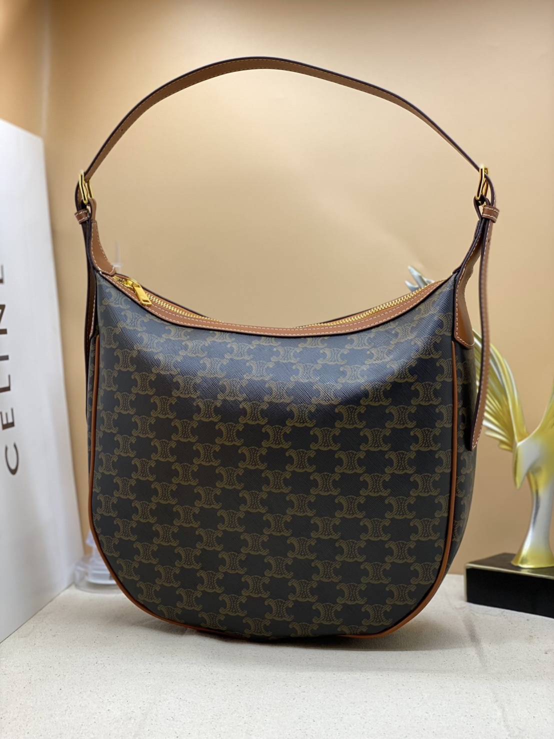 CELINE HOBO / CELINE HELOISE BAG IN SUPPLE CALFSKIN ไปตามตาลิซกัน ^^ เดอะเบสท์เซลเลอร์ต้องยกให้ กับกระเป๋าสะพาย ฟังก์ชั่นสุดเลิศ จุของได้เยอะ ดีไซน์รูปทรงใช้งานง่าย
