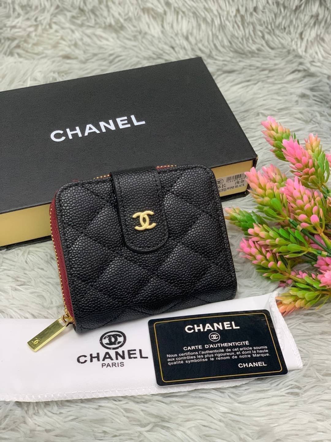 Chanel WALLET 3 ขนาดพร้อมส่ง กระเป๋าสตางค์อเนกประสงค์ หนังคาเวียร์ลายตารางสวยอยู่ทรงอะไหล่ทองหัวซิปปั้มโลโก้ด้านหน้ามีโลโก้สวยเรียบหรูภายในมีช่องซิป , ช่องใส่บัตรหลายช่อง ใส่เหรียญ ใส่บัตรได้เยอะ ตัวจริงสวยน่าใช้มาก เป็นรุ่นที่ขายดีตลอดกาลคลาสสิคไม่มีเอ้า