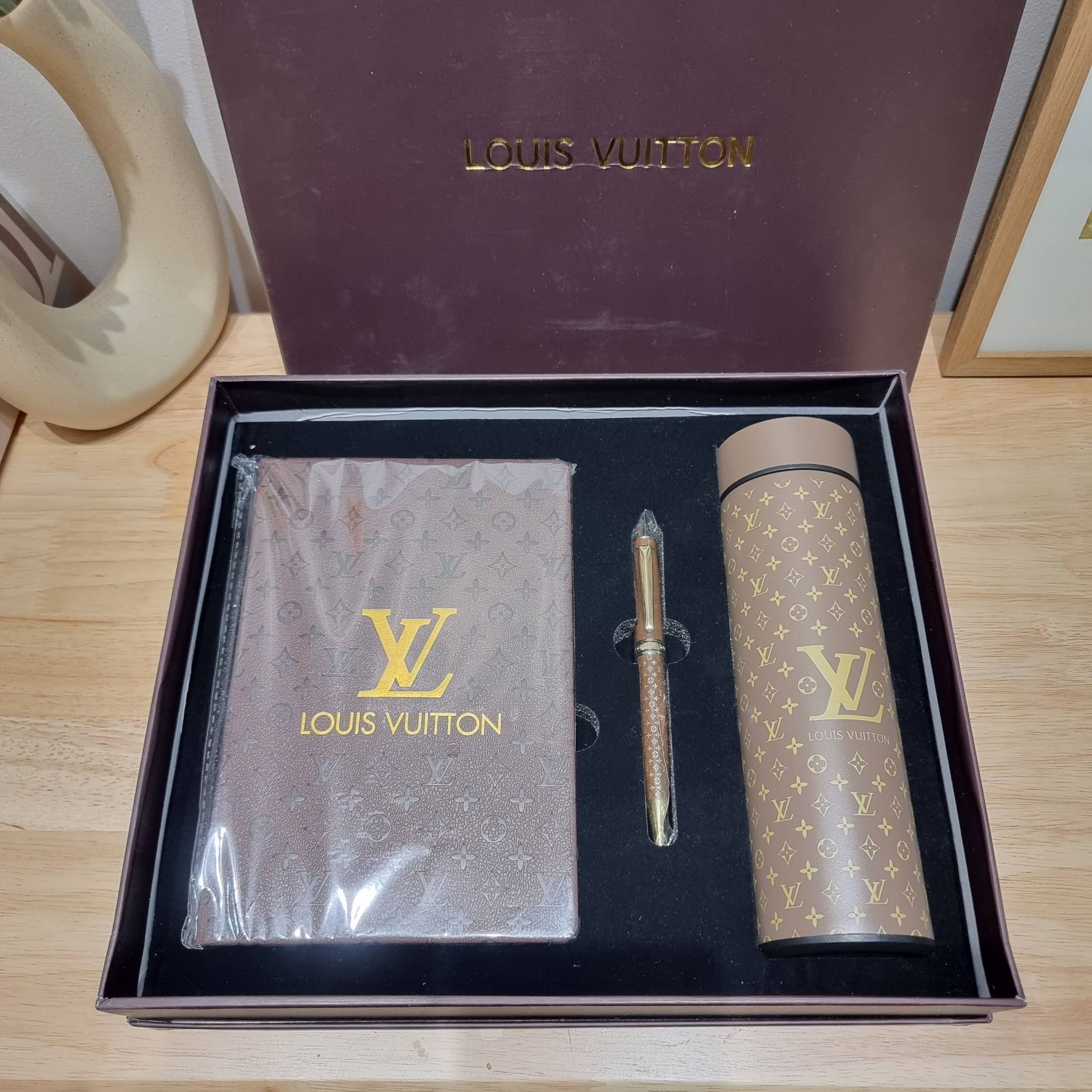 LV tumblr With digital temperature display SET Booknote / LV gift box สุดยอดไอเท็มใน box set ที่เหมาะแก่การเก็บสะสม หรือจะส่งให้เป็นของขวัญในช่วงปีใหม่ก็ดีงามที่สุด จัดมาให้ทั้งสมุดจดบันทึกเล่มลิมิเต็ด ที่ตัดขอบกระดาษด้วยสีทองหรู ปากกาเข้าเซ็ท และกระบอกน้