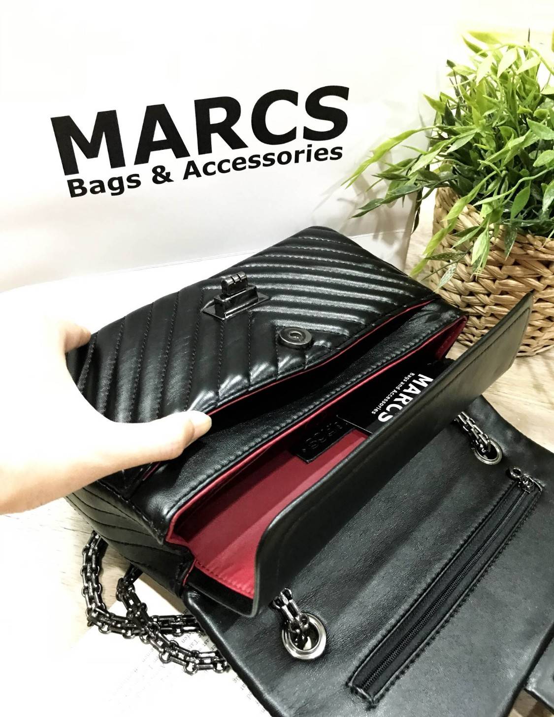 MARCS WOMAN QUILTED CHAIN SHOULD BAG New arrival! กระเป๋าสะพาย วัสดุหนังแกะสังเคราะห์ นิ่มสวย อยู่ทรง ลาย chevron สไตล์ Chanel ขนาดกำลังดี น้ำหนักเบา เปิดปิดด้วยตัวล็อคบิด พร้อมฝาปิดกระดุมแม่เหล็ก ภายในมีหลายช่อง ทั้งบริเวณด้านหน้า และฝาปิด ภายในกว้าง และ