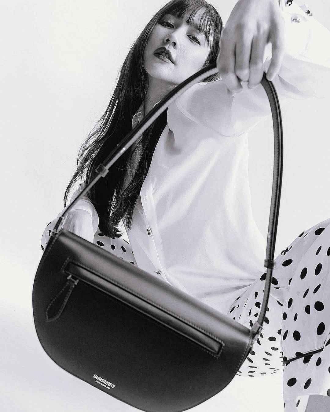 BURBERRY FRAGRANCES HALFMOON BAG VIP GIFT WITH PURCHASE (GWP) กระเป๋าสะพายพรีเมี่ยมกิ๊ฟ Limited Edition รุ่นใหม่จากน้ำหอม BURBERRY DUTY FREE วัสดุหนังแท้ CalfSkin ดีไซน์สวยหรูอยู่ทรงมีโลโก้แบรนด์และช่องซิปด้านหน้า ด้านหลังมีช่องใส่ของ เปิดปิดด้วยฝาปิดแม่เ