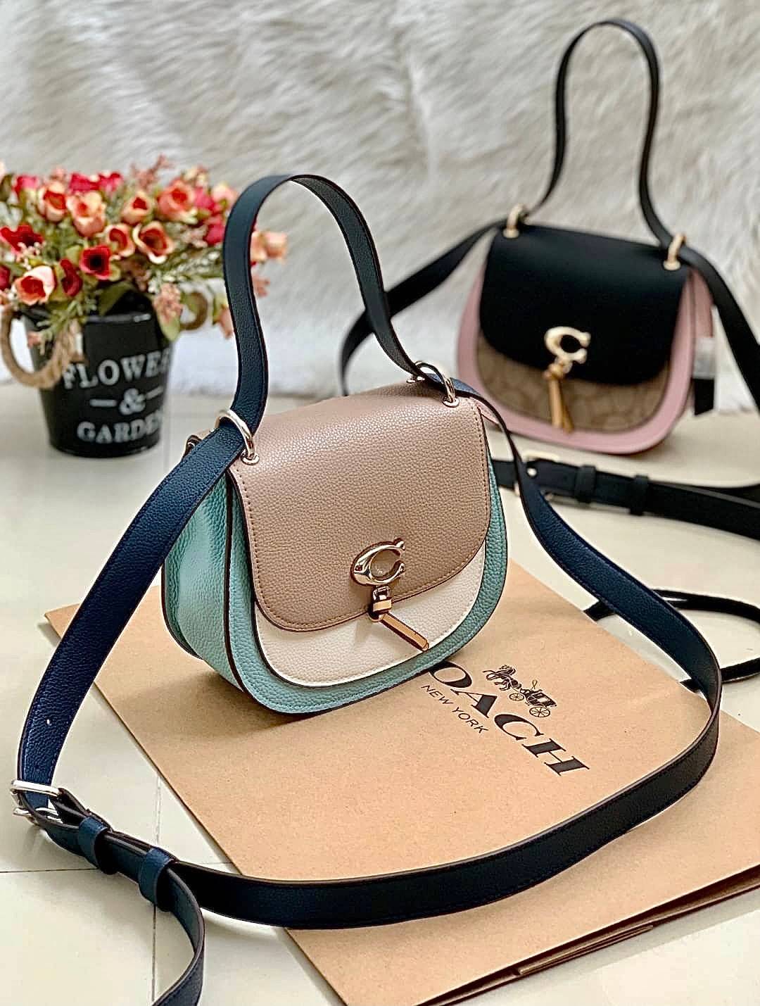 OUTLET 】COACH REMI SADDLE BAG IN COLORBLOCK ((1330)) รุ่นแนะนำ คลาสสิคน่าใช้มากๆ วัยใสๆใช้ดีค่ะ 😘 พร้อมส่งที่ไทยอีกครั้ง! กระเป๋าสะพายข้าง//ครอสบอดี้ร์//หรือทบเป็นสายคู่สะพายไหล่ได้ค่ะ แล้วแต่ชอบเลยค่ะ! วัสดุหนังแท้ ลายหนังสวยมากๆค่ะรุ่นนี้ หลงรัก