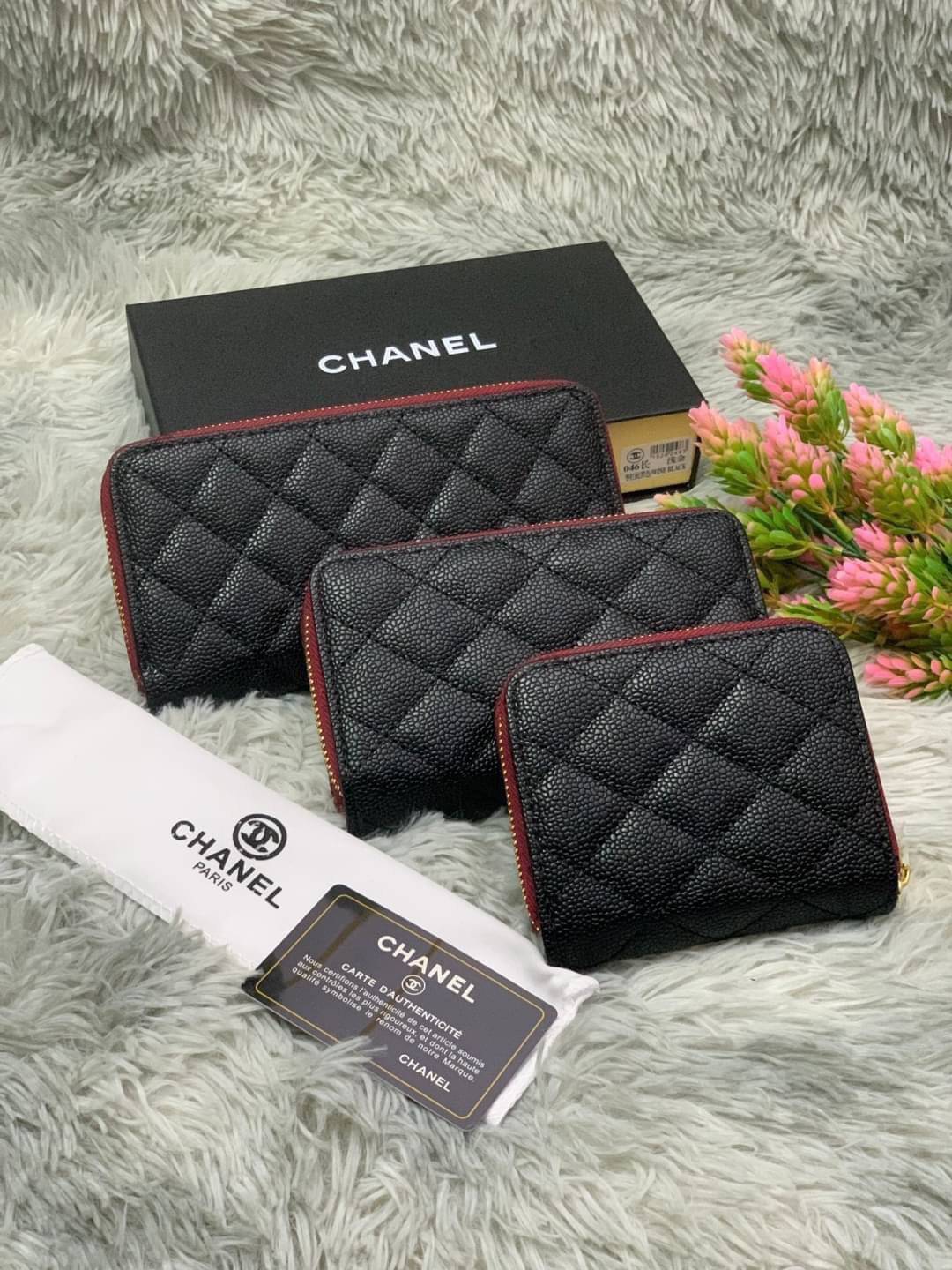 Chanel WALLET 3 ขนาดพร้อมส่ง กระเป๋าสตางค์อเนกประสงค์ หนังคาเวียร์ลายตารางสวยอยู่ทรงอะไหล่ทองหัวซิปปั้มโลโก้ด้านหน้ามีโลโก้สวยเรียบหรูภายในมีช่องซิป , ช่องใส่บัตรหลายช่อง ใส่เหรียญ ใส่บัตรได้เยอะ ตัวจริงสวยน่าใช้มาก เป็นรุ่นที่ขายดีตลอดกาลคลาสสิคไม่มีเอ้า