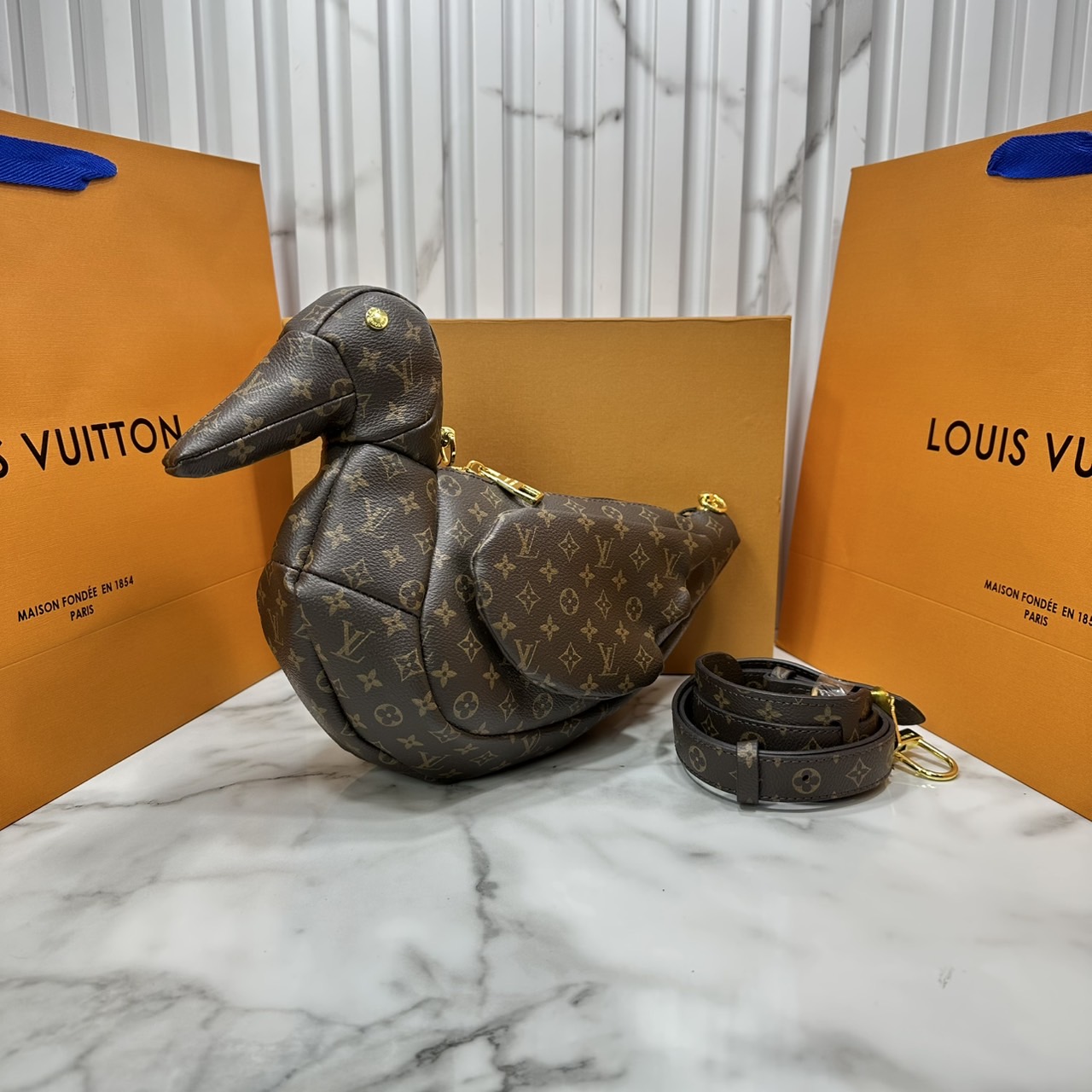 ORI หนังแท้ | LV Duck Bag Monogram coated canvas body and trim กระเป๋าดีไซน์รูปน้องเป็ด 3D กระเป๋าสะพายไหล่ขนาดกะทัดรัดรูปทรงสัตว์อันเป็นสัญลักษณ์ของสไตลิสต์สตรีทแวร์ผู้นี้