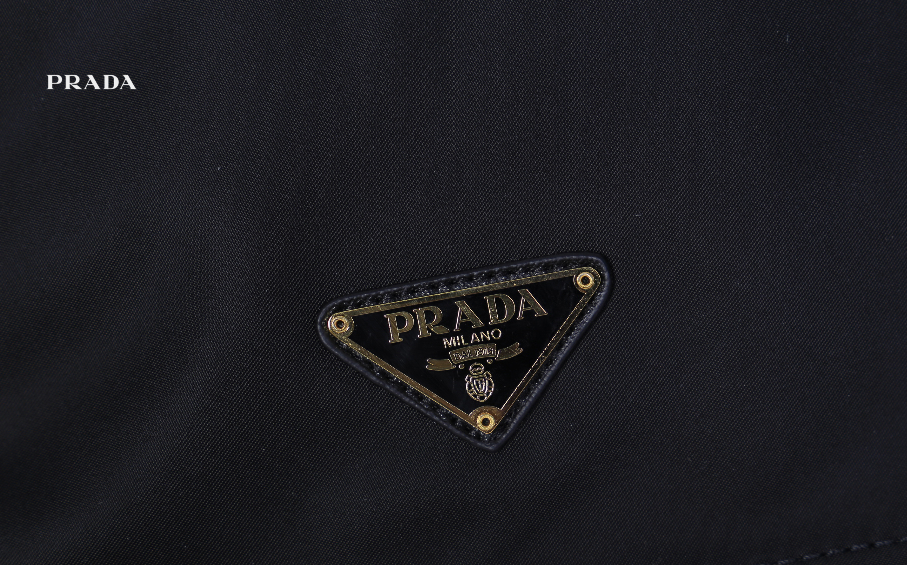 Prada Logo Shoulder bag / Prada Tessuto Nylon Chain Flap Bag กระเป๋าสะพายไหล่ หรือดึงเป็นสายยาวสะพายเป็น Crossbody เหมาะกับสาวๆสุดแซ่บมากๆๆเลยค่ะ วัสดุทำจากผ้าไนล่อน อะไหล่ทองทั้งใบ เปิด-ปิดด้วยกระดุมแม่เหล็ก ด้านหน้าประดับโลโก้แบรนด์ ด้านในแบ่งเป็น 1 ช่อ