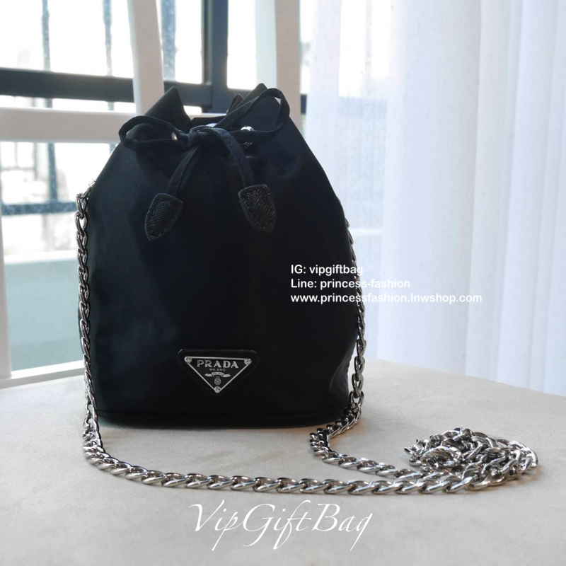 New Arrival จากแบรนด์ Prada งานพรีเมี่ยมกิ้ฟท์จากเคาเตอร์แบรนด์ต่างประเทศ กับทรงยอดฮิต ทรงจีบ มาพร้อมสายสองแบบ สายโซ่เงินยาว(ถอดออกได้) และห่วงคล้องมือ(พับลงได้ ถอดไม่ได้) ดูดีมากค่ะ วัสดุทำจากผ้าไนล่อนกันน้ำ 100% อะไหล่เงินทั้งใบ ปั้มแบรนด์ลงอะไหล่ ภายใน