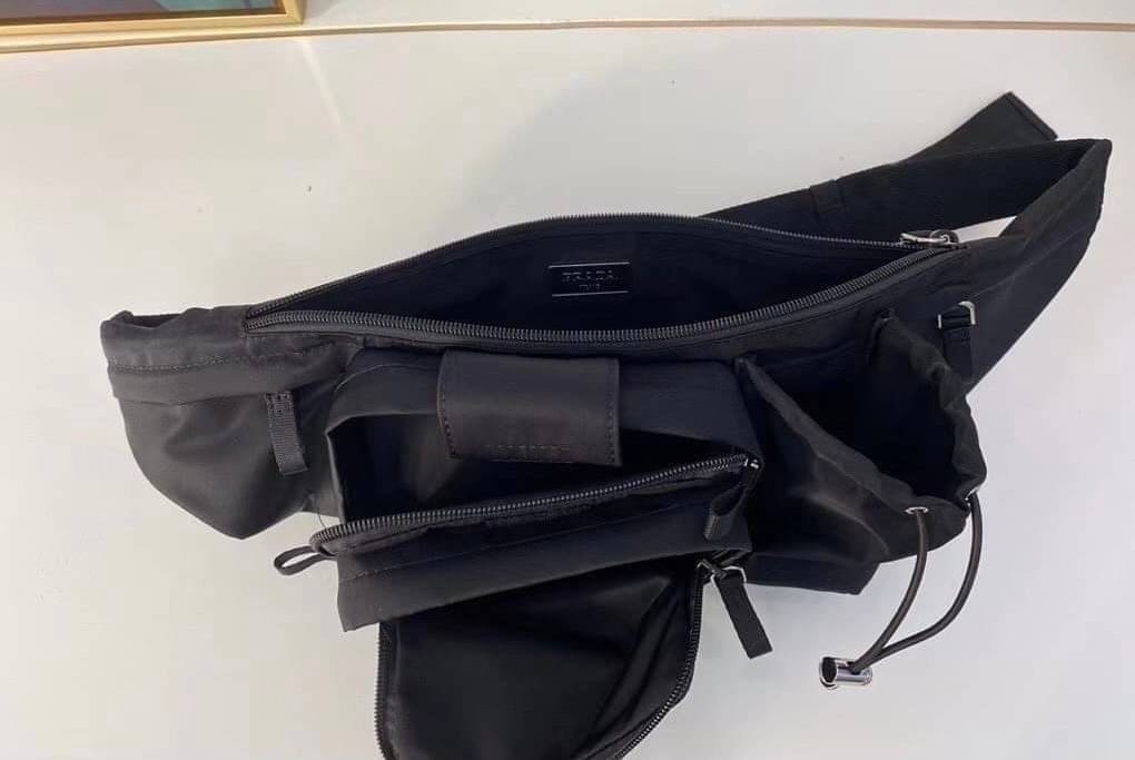 PRADA Premium gift waist bag รุ่น Hothit! กระเป๋าคาดเอว / คาดอก ใช้ได้ทั้งหญิงชาย วัสดุ nylon เรียบหรูดูแพงสไตล์แบรนด์ วัสดุ nylon เปิดปิดด้วยซิป ภายในกว้าง จุได้เยอะ สายปรับได้ ขนาดกำลังดี สะพายคล่องตัวค่ะ ที่สำคัญสะพาย แล้วดูดีมากก Don't miss! .