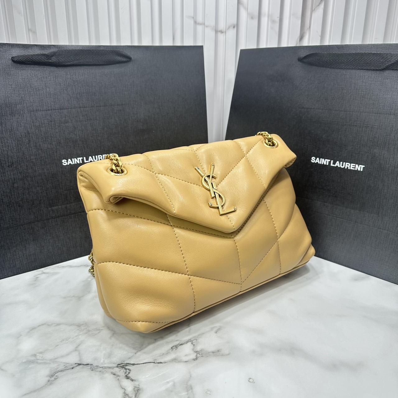 ORI หนังแท้ | 28cm YSL PUFFER SMALL in Nappa leather กระเป๋าสะพายรุ่นยอดนิยม ทรงสวย ใช้ได้บ่อยไม่มีเบื่อ วัสดุหนังสัมผัสนิ่มมือ ดีไซน์เรียบหรู ดูแพง สะพายได้หลากหลาย