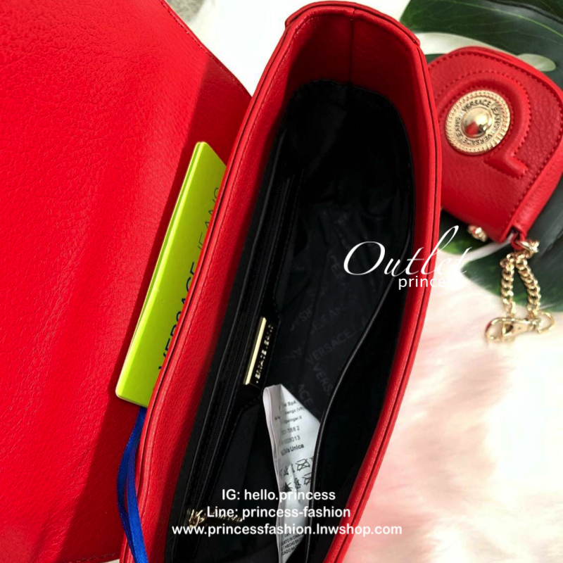 VERSACE JEAN SHOULDER BAG SYNTHETIC 2019 กระเป๋าสะพายข้าง//หิ้วได้ วัสดุหนังอย่างดี สวยงามค่ะ ด้านหน้ามีโลโก้แบรนด์ เปิดปิดแบบกดล็อค ภายในกว้าง สามารถใส่กระเป๋าสตางค์ใบยาวได้ ของอื่นๆพอประมานเลยค่ะ มีช่องซิปและช่องโล่งให้ สายสะพายแบบโซ่มีหนังรองบ่า สามารถ