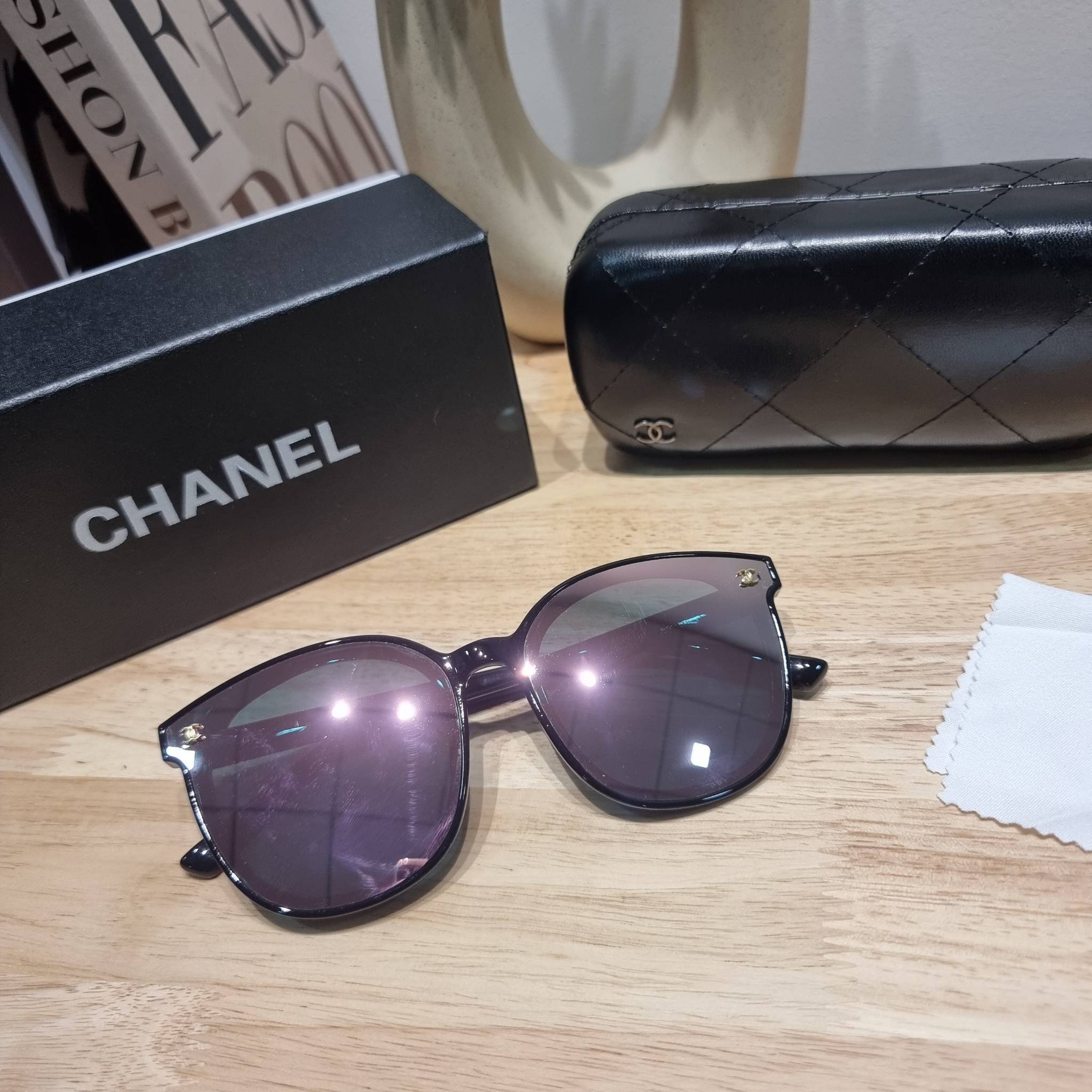 Chanel eye-glasses UV protection gift Box set สุดคุ้ม มาพร้อมอุปกรณ์ครบเซ็ท ดีไซน์ชิคมากแม่!! รับรองไม่ซ้ำใคร ใส่เสริมโหงวเฮ้ง ดูผู้ดี มีพกติดตัวไว้ไม่ตกเทรนด์ ใช้ได้ทุกโอกาส ทุกสถานการณ์ ใส่ที่บ้านถนอมสายตา