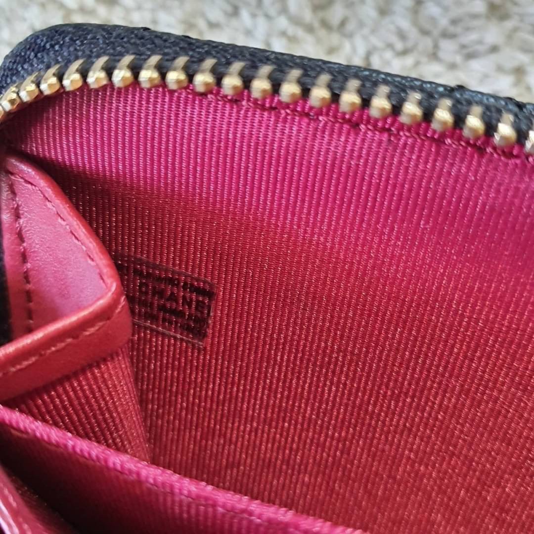 CHANEL SMALL ZIP WALLET พร้อมส่งที่ไทยแล้วค่ะ ♡♡ กับ กระเป๋าสตางค์ใบสั้น แนะนำรุ่นนี้คะ งานพรีเมี่ยมกิ้ฟท์จากเค้าเตอร์ต่างประเทศ **ทรงมินิน่ารักกก หนังสัมผัสลายด้าน จากแบรนด์ CHANEL (GWP) ด้านหน้ามีโลโก้แบรนด์ CC เปิดปิดด้วยซิปมีที่จับหนัง ด