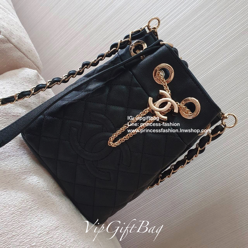 รุ่นใหม่ส่งท้ายปีกับ CHANEL CAVIER BUCKET CROSSBODY BAG งาน VIP GIFTจากเคาเตอร์้แบรนด์ดังระดับโลก ทรง MINI BUCKET จีบน่ารัก ขนาดมินิ หนังคาเวียร์เต็มใบ อะไหล่ทอง เปิดปิดด้วยการรูดปากจีบและกระดุมแม่เหล็กซ้อนอีกชั้น ด้านในใส่ขอฃจุกจิก กระเป๋าสตางค์แบบสั้นแล