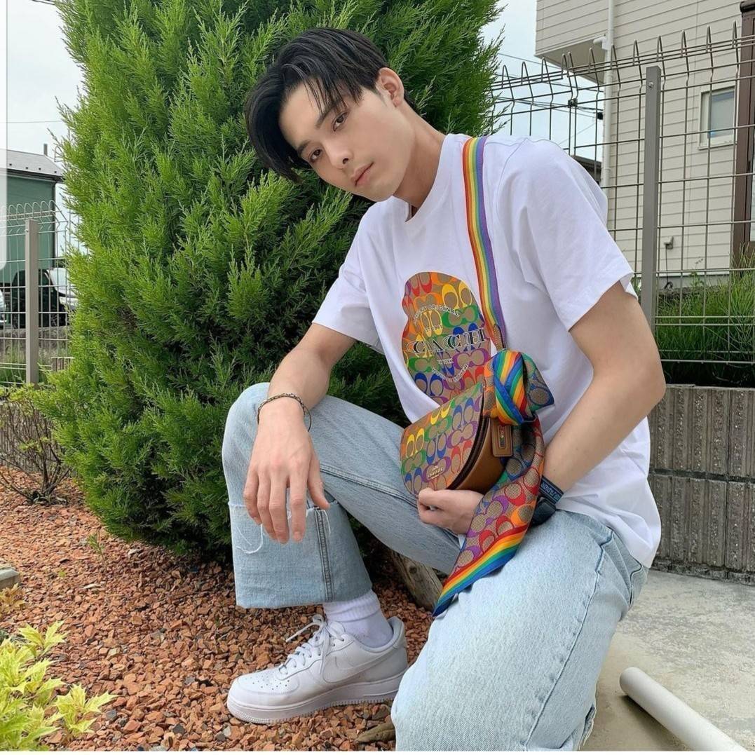 COACH ELLEN CROSSBODY IN RAINBOW SIGNATURE CANVAS (COACH C4098) ให้สายรุ้ง มัดใจได้มั้ยเนี้ย🌺คอลเลคชั่นที่ไม่ต้องพูดเยอะ//กระเป๋ารูปทรงน่ารัก ที่ใครได้เห็นเป็นต้องอดใจไม่ไหว // วัสดุหนังแคนวาสผสมหนังแท้ กระแทกความสดใสขึ้นไปอีกขั้น ด้วยลาย