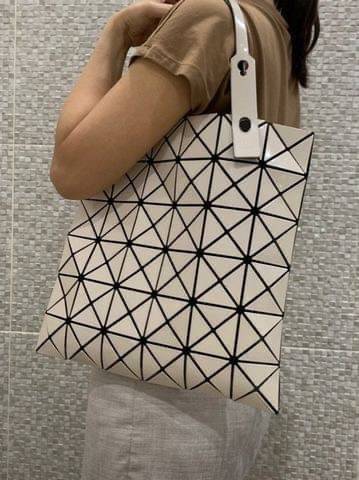Baobao Issey Miyake 6x6 กระเป๋า Tote รุ่นนี้ถือว่าเป็นกระเป๋า Tote ไซส์กลางที่เหมาะกับการพกพาสิ่งของที่จำเป็นในทุก ๆ วัน มาพร้อมสายที่สามารถปรับได้ทั้งสองสาย และมีช่องใส่ของช่องเล็กด้านใน 1 ช่อง จุของได้เยอะแถมยังทนทาน ใช้เป็น Everyday Bag ได้เลยคะ พกพาสะ