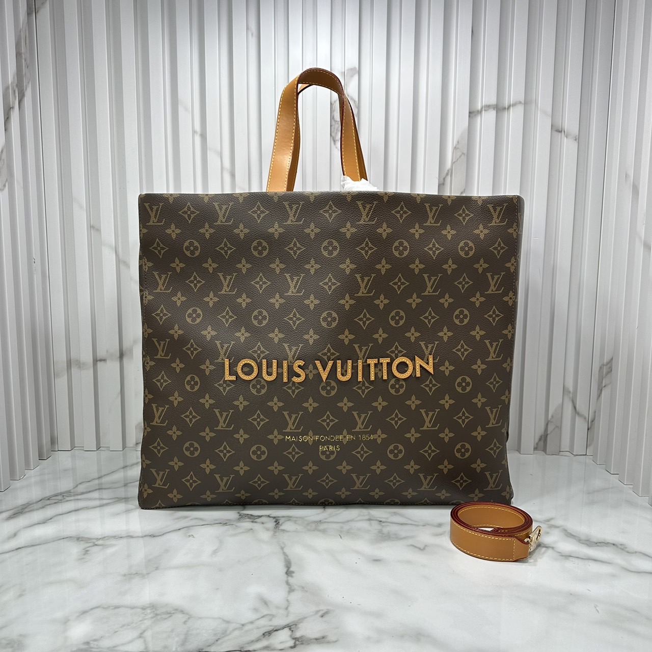 LV Shopper Tote Bag / LV The Luxe Shopping Bag is Back ระเป๋าถือทรงโท้ทใบใหญ่ ช็อปปิ้งสุดหรู คลาสสิค เรียบหรู เป็นเอกลักษณ์