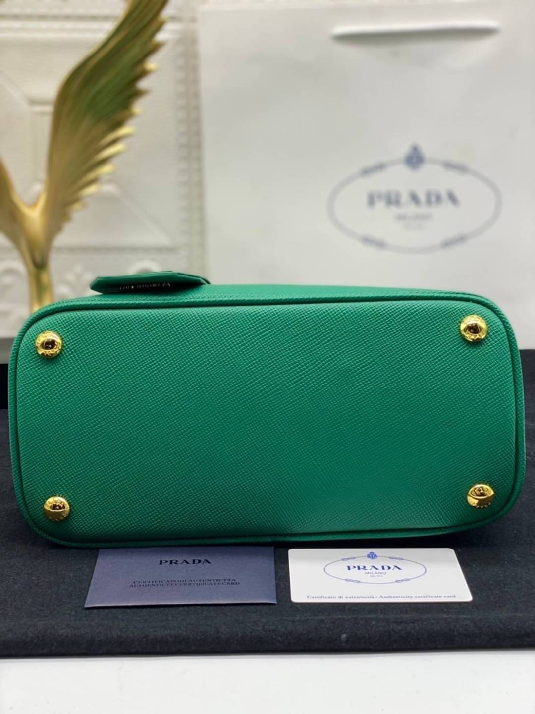25cm Prada Small Saffiano Leather Double Bag / Prada Double Bag กระเป๋าสะพายพราด้า อีกหนึ่งรุ่นฮิต ให้พื้นที่จุของกว้างขวาง เป็น Tote Bag ใช้งานง่าย ได้ทุกที่ ทุกโอกาส ด้วยขนาดของกระเป๋าที่สามารถจุของได้หลากหลาย เป็นอีกรุ่นที่เหมาะสมสำหรับการเป็น Everyday