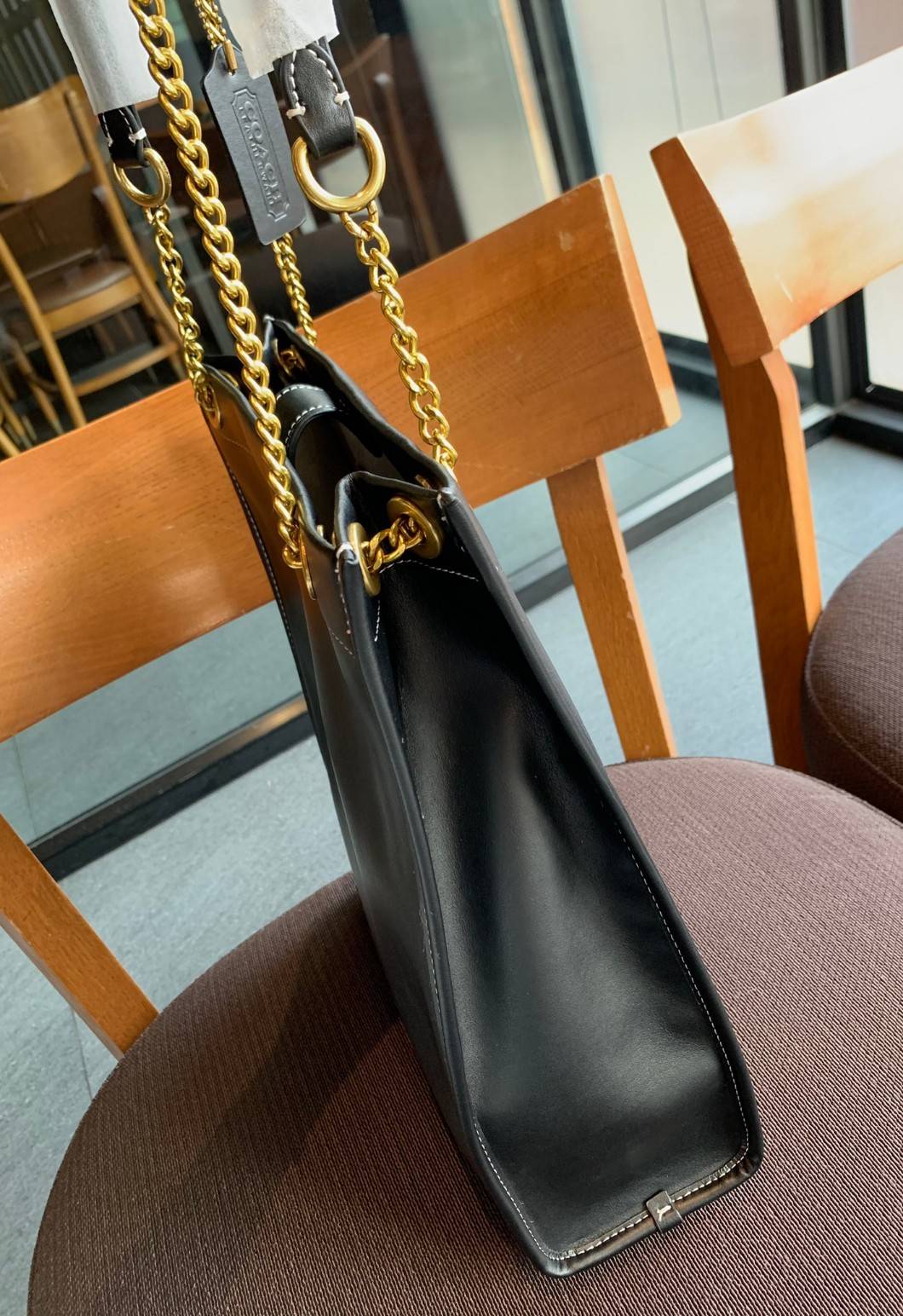 LIMITED EDITION 📣รุ่นใหม่ล่าสุด ยังไม่มีในช๊อปไทยจ้าา❗️ COACH CHAIN CASHIN TOTE ((C6338//C6620)) พร้อมส่ง สินค้าเข้าใหม่ ห้ามพลาดค่าา! กระเป๋าทรงTote สูง สามารถใส่เอกสาร//A4 ได้ วัสดุหนังแท้นิ่ม น้ำหนักเบาค่ะ 🔺จุดเด่นของรุ่นคือสายสะ