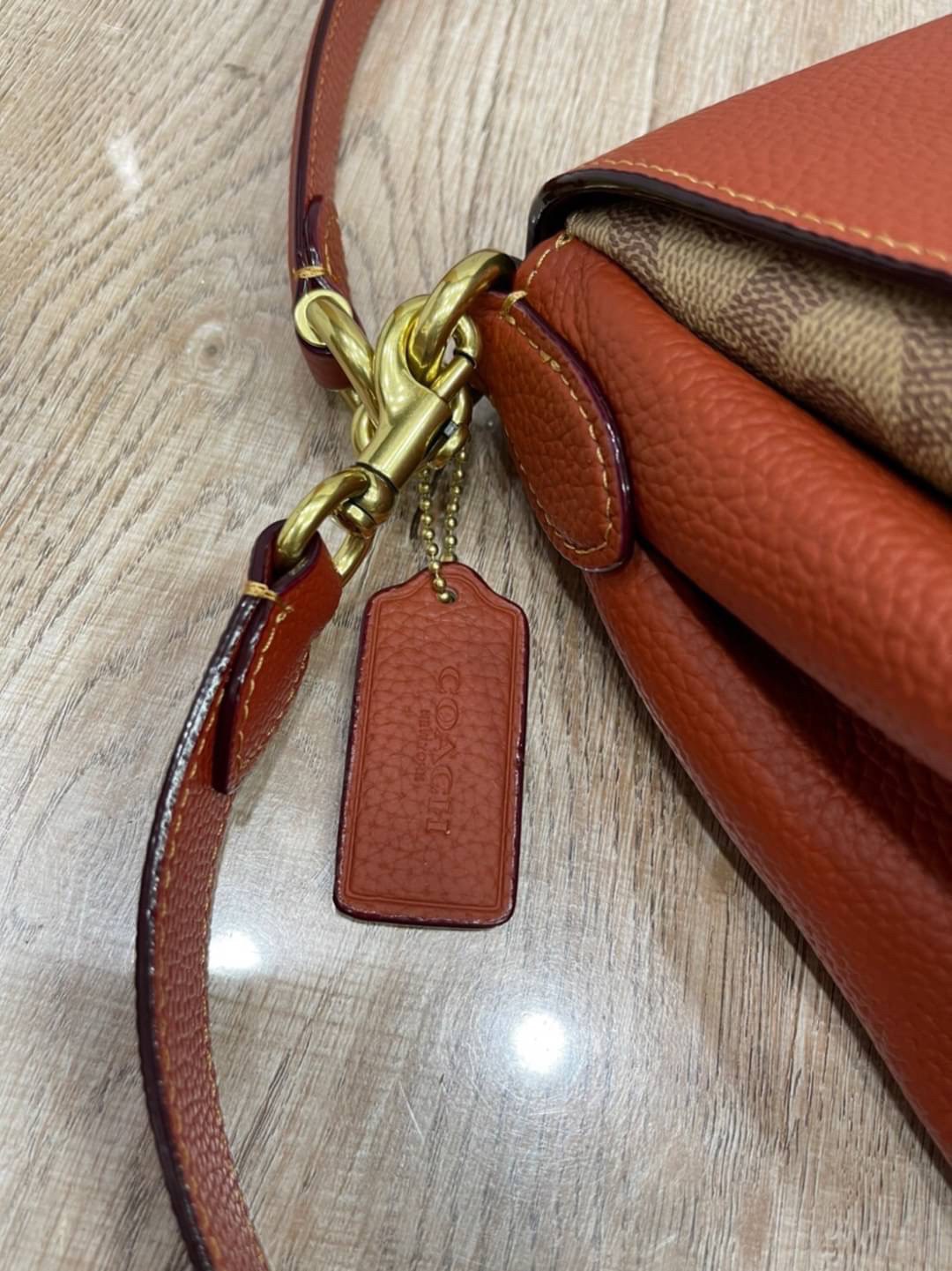 OUTLET 】COACH Logo-Plaque Leather Tote Bag พร้อมส่งที่ไทย Tan-brown leather logo-plaque leather tote bag from Coach featuring gold-tone hardware, abstract pattern print, logo plaque and single top handle.