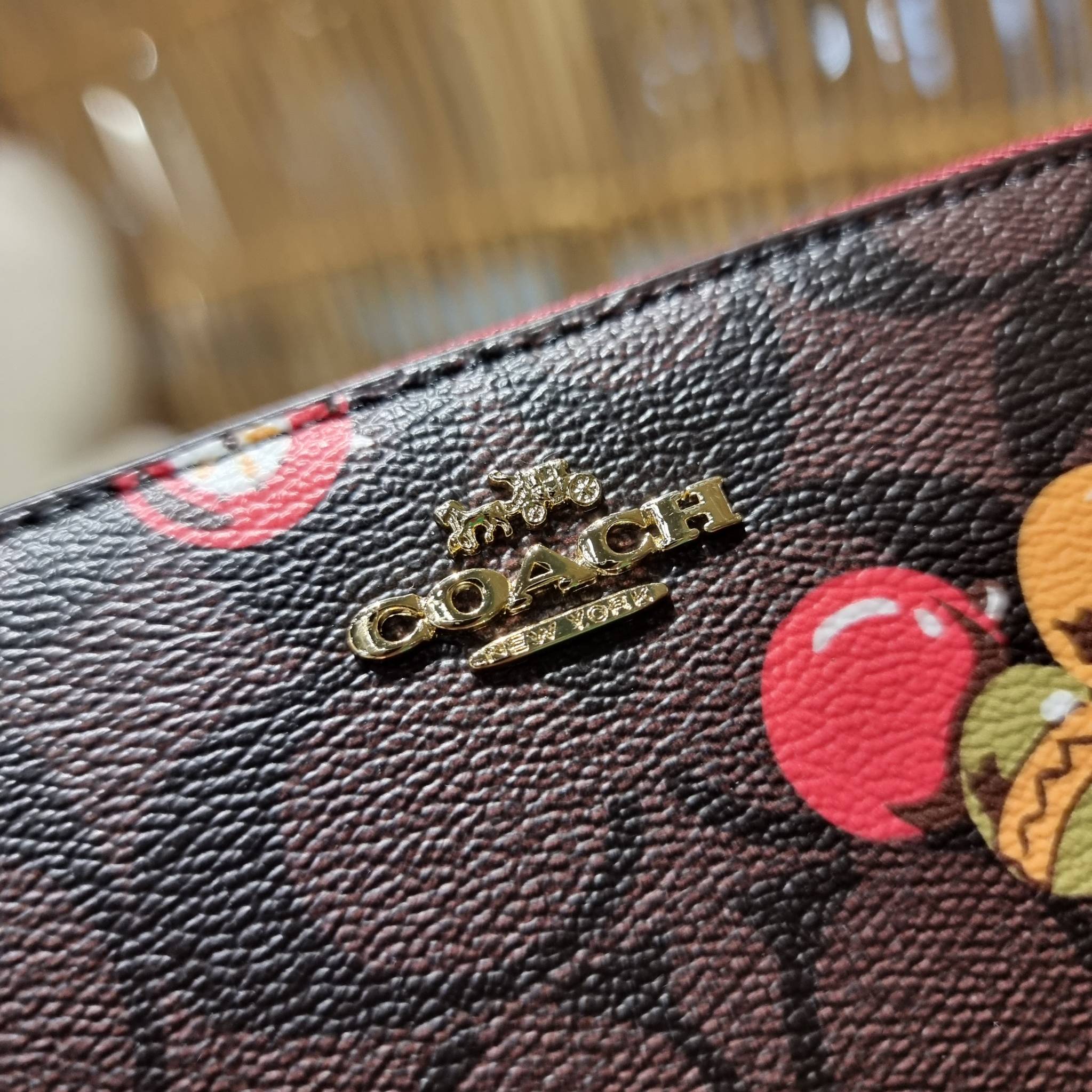 COACH C7410 LONG ZIP AROUND WALLET WITH ORNAMENT PRINT ความสวยต้องส่งต่อ!! คอลเลคชั่นใหม่ 2IN1 คุ้มค่าแบบที่สุด กระเป๋าสตางค์กึ่งคล้องมือ ดีไซน์ลวดลายสดใส น่ารักน่าใช้ คลาสสิคใช้ง่าย ไม่มีเบื่อ วัสดุหนังแคนวาสเคลือบลาย มาพร้อมสายคล้องมือ ถอดออกได้ ภายในใส