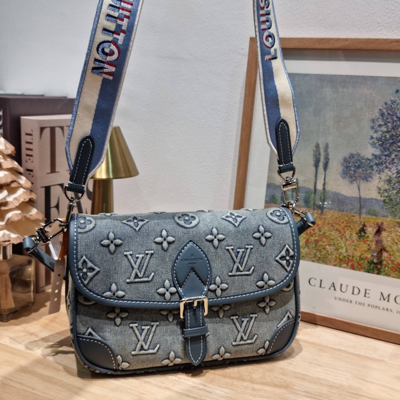 LV diane monogram washed denim bag ใหม่ล่าสุด กับกระเป๋าทรงสุดฮิต คลาสสิคและเป็นอีกหนึ่ง signature ที่มาในรูปแบบ washed denim สวยดูแพงสุดๆ
