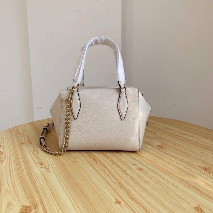 TORY BURCH KIRA PEBBLED SATCHEL BAG รุ่น 74650 กระเป๋าสะพาย Crossbody หนัง togo อะไหล่ทอง ทรงสวยสุดฮิต เป็นรูปทรงใหม่ มาแรงที่สุดในตอนนี้!! สัมผัสนุ่มมือ ตั้งอยู่ทรง ออกแบบเก๋ไก๋ สามารถปรับใช้ได้ 2 แบบ ไม่เหมือนใคร เปิดปิดด้วยซิป ภายในบุผ้าอย่างดี ช่องหลั