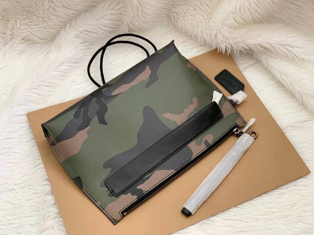 COACH CARRYALL POUCH WITH CAMO PRINT ((29127)) พร้อมส่งค่ะ! กระเป๋าคล้องมือแบบคลัท หนังแท้ หนังนิ่มลายทหารสวยค่ะ;สารมารถใส่ i pad;Tablet (บางรุ่น) ได้ค่ะ; มีช่องเล็กใส่ของจุกจิกสิงช่อง;ซิปซ่อนด้านหน้าหนึ่งช่อง พร้อมสายคล้องมือถอดออกได้หนึ่งสาย