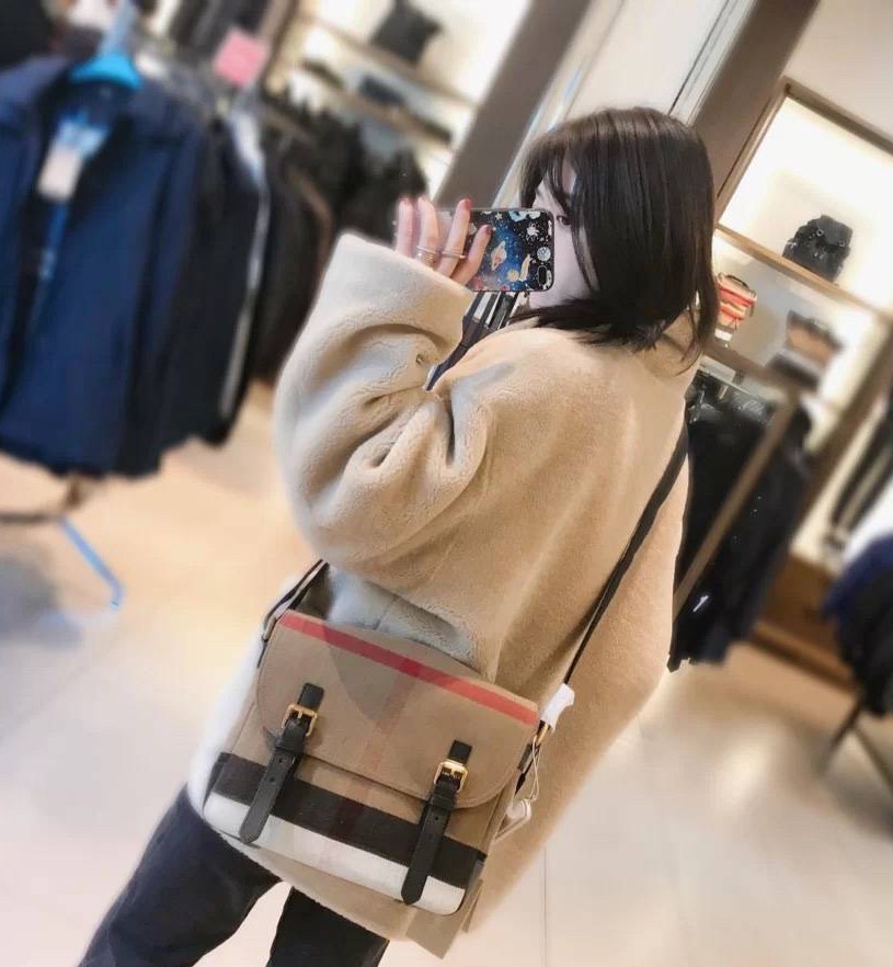 พร้อมเป็นของขวัญ มอบให้คุณผู้ชายแล้วค่ะ สำหรับ BURBERRY MASSENGER VINTAGE BAG VIP GIFT WITH PURCHASE (GWP) พรีเมี่ยมกิ๊ฟ Limited Edition จากBURBERRY วัสดุผ้าแคนวาสโทนสีสุภาพ คลาสสิค ด้ายหลังมีช่องกระดุมใหญ่ ตัวกระเป๋าเปิดปิดด้วยตัวล็อค ภายในมีช่องแยก2ช่อง