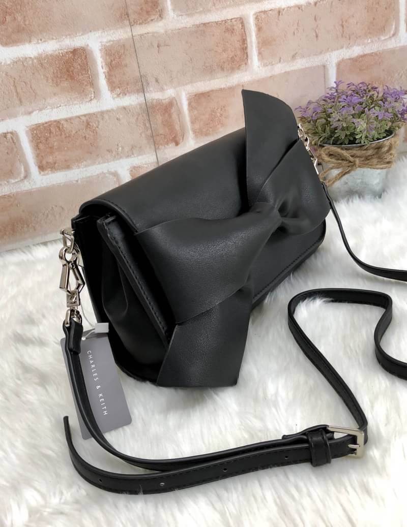 RESTOCK!! CHARLE & KEITH OVERSIZED KNOT CLUTCH กระเป๋าสะพายคลัช ออกแบบช่องเป็นรูปโบว์กระเป๋าทรงคลัช ดีไซน์สวยออกแบบช่องสอดมือเป็นโบว์ มาพร้อมสายสะพายยาวปรับได้ ถอดออกถือเป็นคลัชก็ได้ เปิด-ปิดด้วยกระดุมแม่เหล็ก ด้านในมี 1 ช่อง พกพาสะดวก ถือไปเดท ไปงาน สะพา