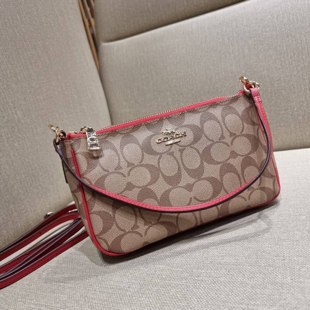 COACH 36674 TOP HANDLE POUCH IN SIGNATURE JACQUARD กระเป๋าทรงพอช ยอดฮิต ยกขึ้นแท่น ด้วยดีไซน์ที่ออกมาให้ใช้งานได้ง่าย ขนาดกำลังเหมาะ วัสดุหนังแคนวาสทนทาน ดีไปหมดขนาดนี้!! คุณลูกค้าถึงสั่งกันรัวๆจริงๆ ภายในโล่งกว้าง ใส่โทรศัพท์ได้ทุกรุ่น มาพร้อมสายคล้องแขน