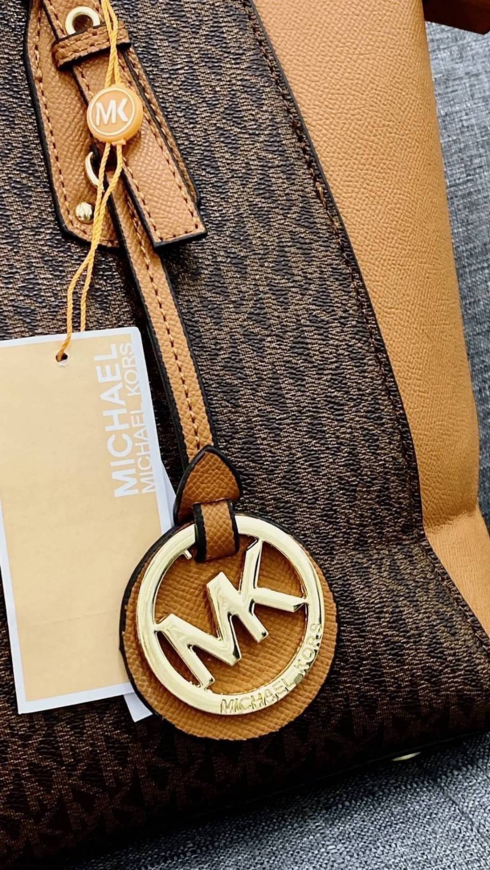 MICHAEL KORS TOTE BAG กระเป๋าสะพายไหล่ทรง Tote ใบใหญ่กำลังดีหนัง Saffiano สวยหรูอยู่ทรง ด้านหน้าประดับโลโก้สีทองสวย พร้อมอะไหล่ห้อยแบรนด์ ภายในมี 2 ช่องหลัก 1 ช่องซิปกลาง และช่องเล็ก ใส่ของจุกจิก และสายห้อยกุญแจ กว้างและจุ ใส่ ipad เอกสาร A4 กระเป๋าสตางค์