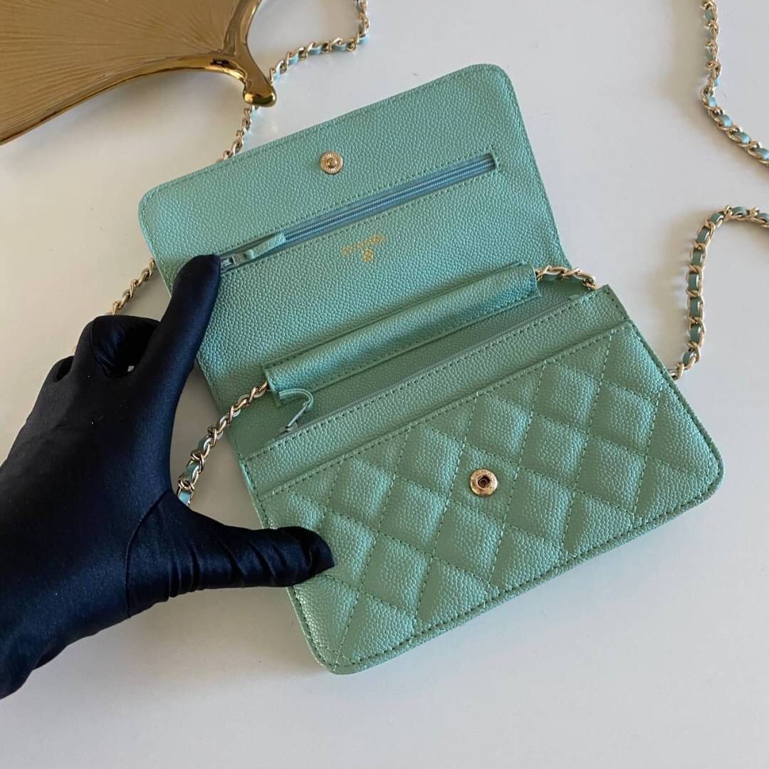 หนังแท้ VIP GIFT CHANEL CLASSIC CROSSBODY CHAIN IN PASSTEL BAG ทำไมน่ารักขนาดนี้ ^^ สีโทนพาสเทลละมุนมากค่ะ งานหายาก สายคิ้วห้ามพลาดเลยน้าาา วัสดุหนังลายคาเวียร์ อยู่ทรงคุณภาพดีตามแบบฉบับของแบรนด์ ขนาดกำลังดี น้ำหนักเบา ด้านหน้ามีโลโก้แบรนด์อะไหล่หรู มีช่อ