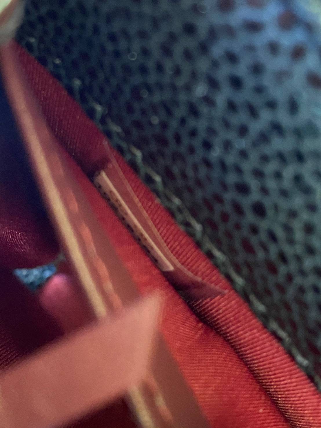 หนังแท้ CHANEL WALLET WITCH CHAIN พร้อมส่งที่ไทย ภาพสินค้าถ่ายจากงานขายจริง ใช้งานต่างประเทศได้ รุ่นยอดนิยมไอเท็มฮิตวัสดุหนังคาเวียร์สวยคลาสสิคเปิดปิดด้วยฝาปิดกระดุมด้านหน้ามีโลโก้แบรนด์อะไหล่สวยหรูดูดีมาพร้อมสายโซ่อะไหล่เงินและทอง ร้อยหนังจะสะพายไหล่ หรื