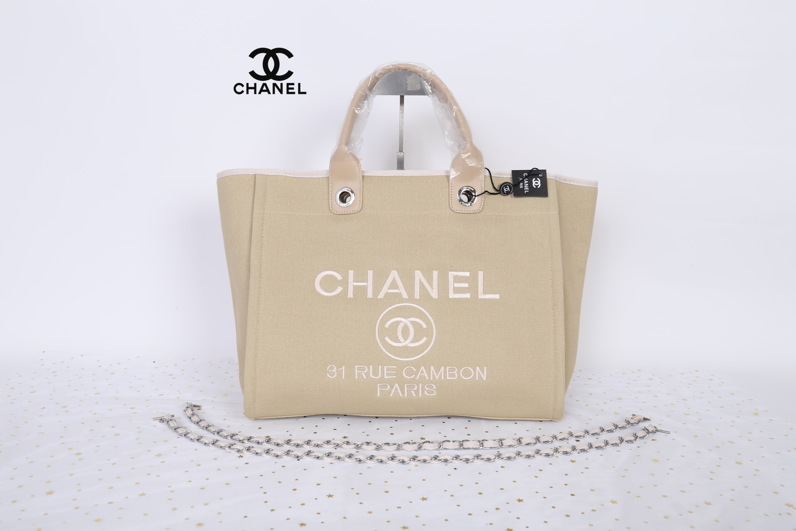 Chanel Tote canvas premium gift จากแบรนด์ Chanel กระเป๋าสะพาย Chanel Tote canvas โลโก้ปัก กระเป๋า ทรง Tote ผ้า canvas เนื้อหนาอย่างดี มีซับใน ด้านหน้าปักโลโก้แบรนด์หรู **จุดเด่นที่ หูจับมี 2 แบบคือ แบบสายหนัง และ โซ่ สามารถ สะพายไหล่ได้คะ ใบใหญุจุของคุ้ม 